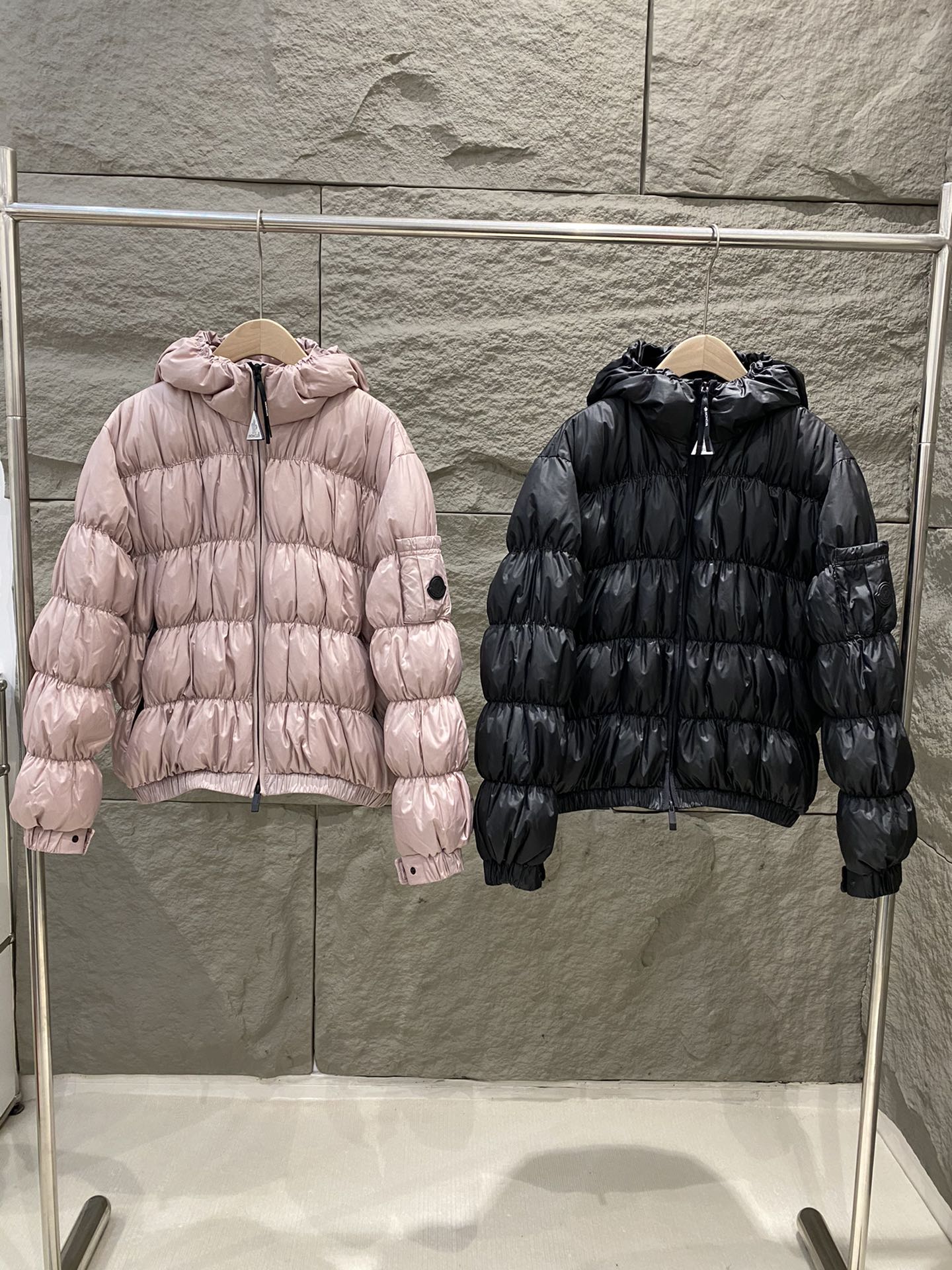 NO:589721,Comes with dust bag Moncler 25 new autumn and winter Medonte pleated short black label down jacket caterpillar long sleeve high version color pink/black size 0/1/2,,jackets & coats,down jacket,alexander wang19860909配防尘袋Moncler 25秋冬新款 Medonte花苞褶皱短款黑标羽绒服外套 毛毛虫长袖 高版本 颜色粉色/黑色 尺码0/1/2,,jackets & coats,down jacket,alexander wang,Women's clothing