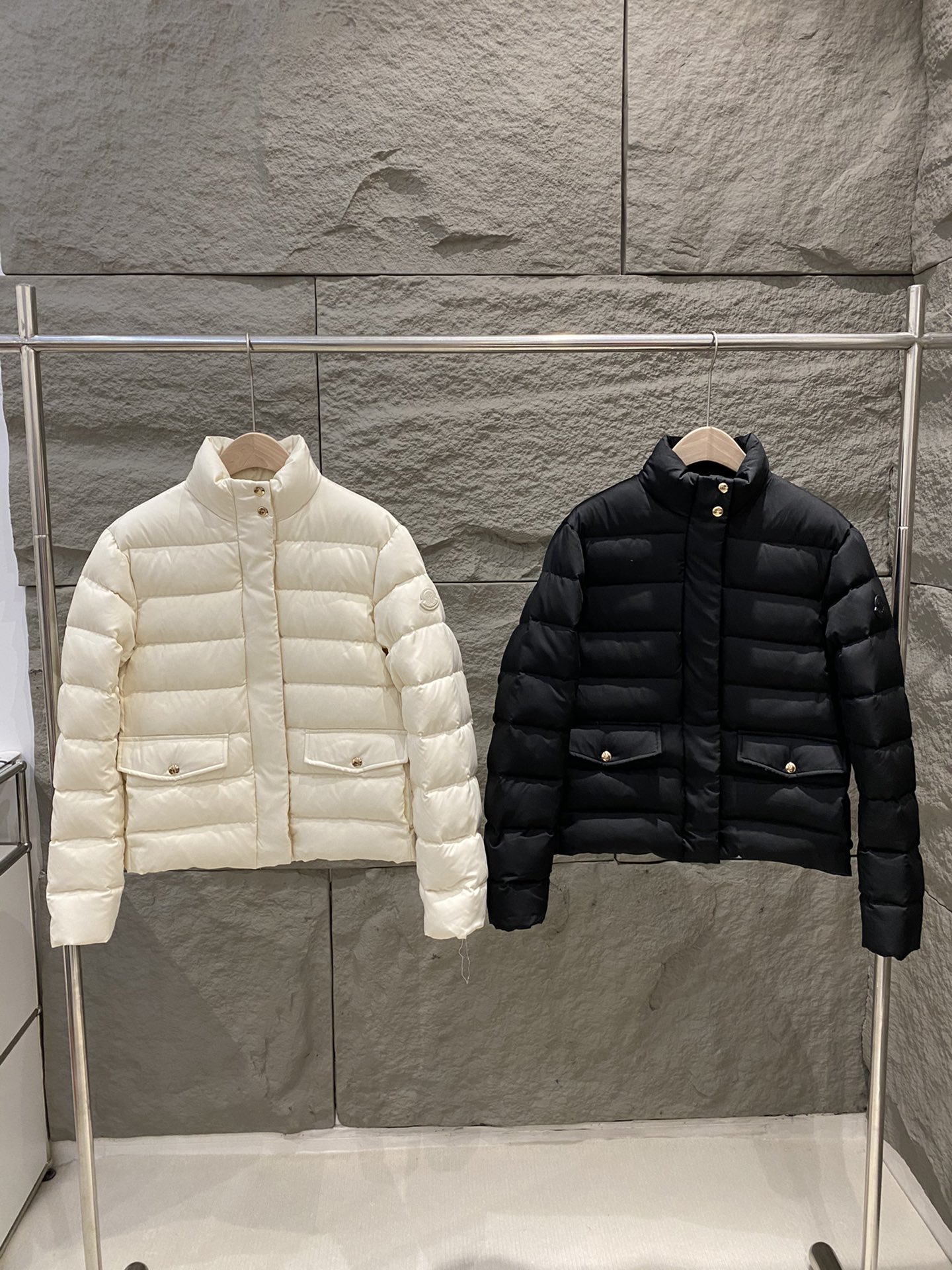 NO:590962,Comes with dust bag Moncler 25 new autumn and winter Bessettes short down jacket for women. Bessettes short down jacket is warm without being too heavy, making it an ideal choice for mild weather. Made of brushed polyester fabric with a soft texture and smooth effect. Exquisite slim fit design, suitable for both outdoor and urban leisure. Color Ivory white/black Size 0/1/2/3,,jackets & coats,jackets &  coats,down jacket,alexander wang19860909配防尘袋Moncler 25秋冬新款 Bessettes短款羽绒服女款夹克外套 Bessettes短款羽绒夹克既保暖又不显厚重,是温和天气的理想选择 采用拉绒聚酯纤维面料制成,具有柔软质地和光滑效果 精美修身版型设计,无论是户外还是都市休闲,皆能轻松应对 颜色象牙白/黑色 尺码0/1/2/3,,jackets & coats,jackets & coats,down jacket,alexander wang,Women's clothing
