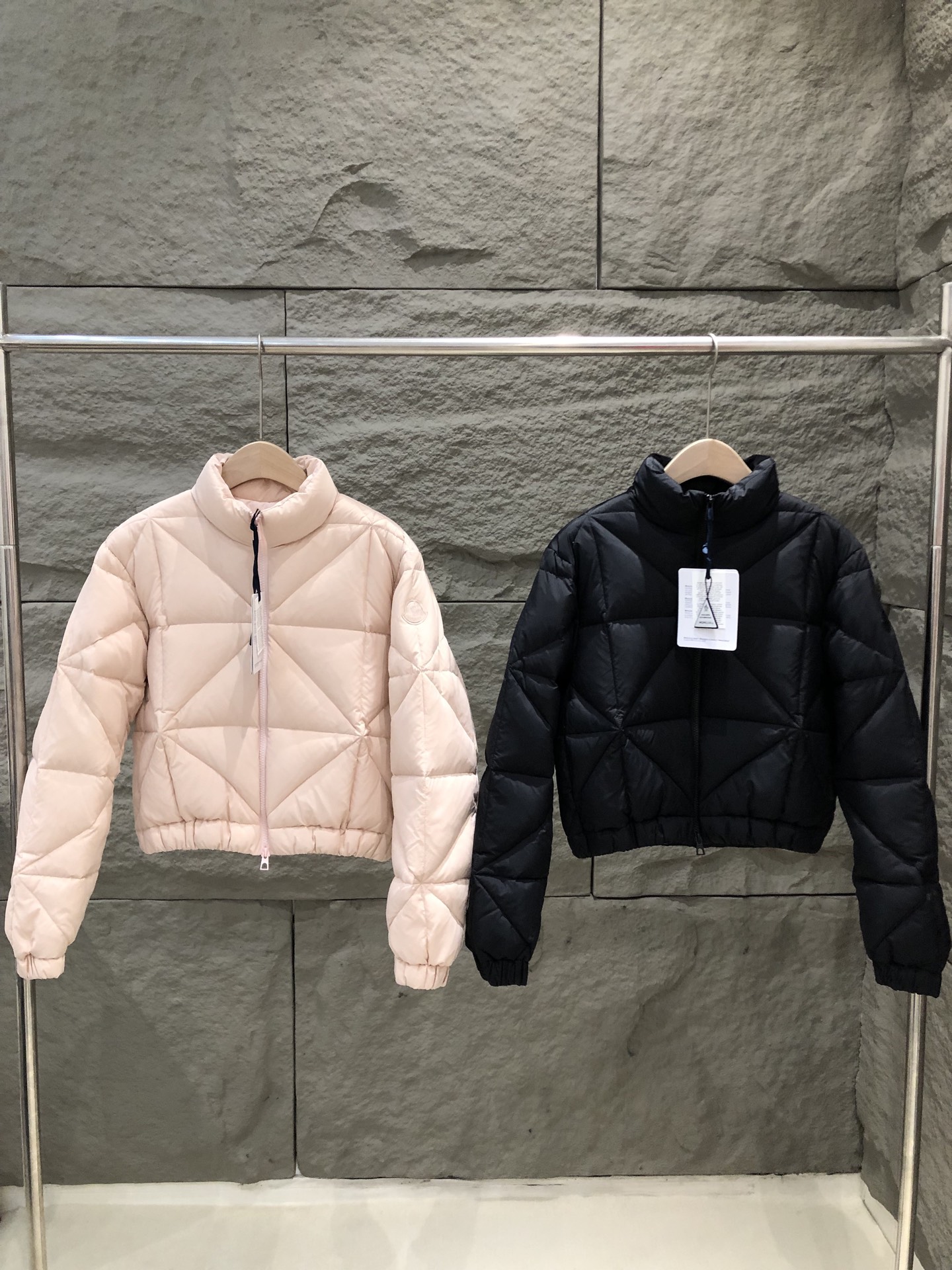 NO:590950,Comes with dust bag Moncler 25 new autumn and winter Anafi diamond quilted short down jacket women's jacket Anafi down jacket is decorated with large-sized classic diamond quilting, creating a sense of three-dimensionality and texture. Short design, made of fine and soft nylon fabric, with a gorgeous comfortable touch. This warm piece interprets modern aesthetic style. Color Pink/Black Size 0/1/2/3,,jackets & coats,jackets & coats,down  jacket,alexander wang19860909配防尘袋Moncler 25秋冬新款 Anafi菱形绗缝短款羽绒服女款夹克外套 Anafi羽绒夹克饰有大尺寸的经典菱形绗缝,营造出立体感和质感.短款设计,采用细密柔软的尼龙面料制成,具有华丽的舒适触感.这款保暖单品演绎现代美学风格. 颜色粉色/黑色 尺码0/1/2/3,,jackets & coats,jackets & coats,down jacket,alexander wang,Women's clothing