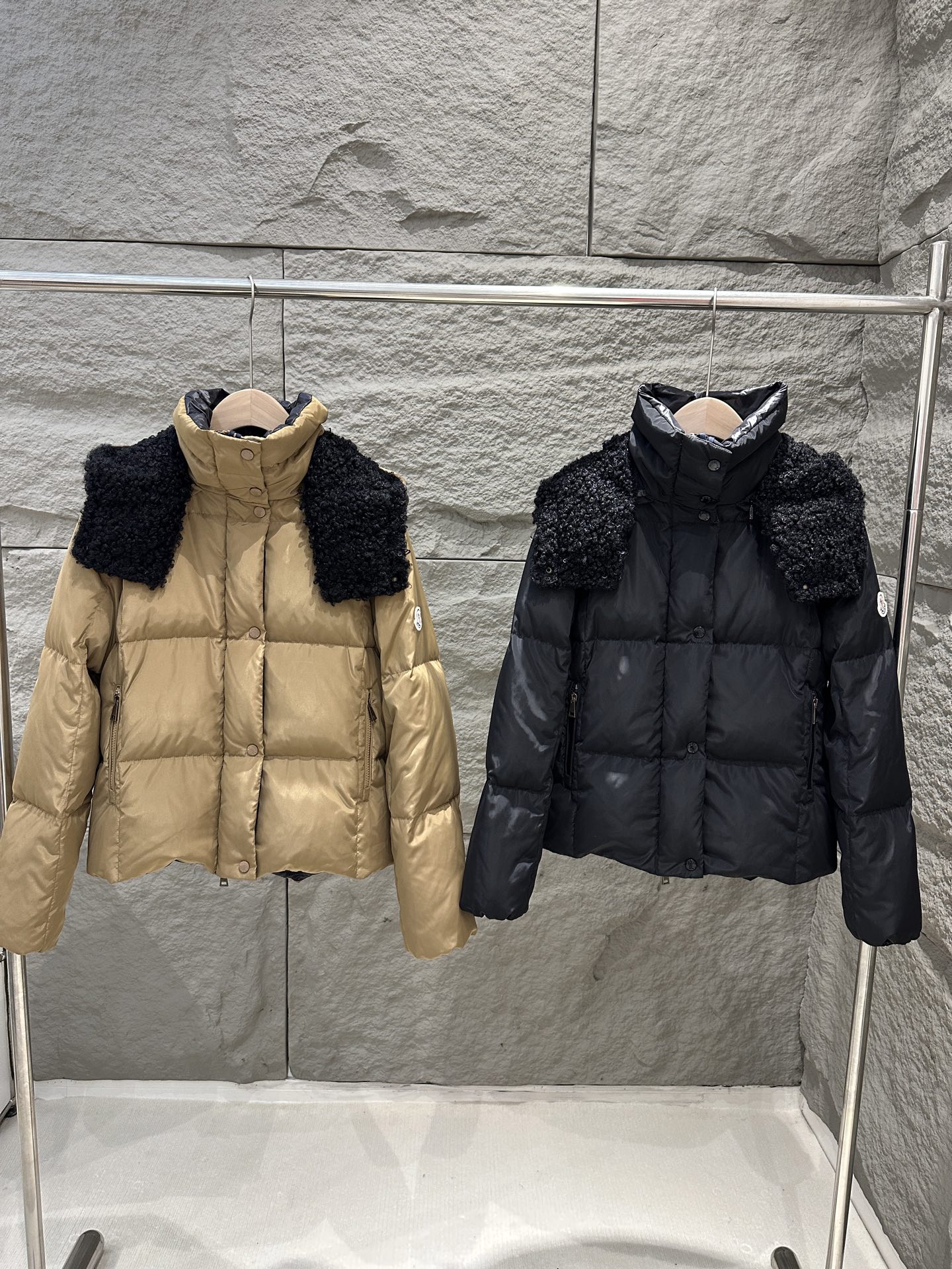 NO:589751,Comes with dust bag Moncler 25 new autumn and winter Castelnou square quilted hooded short down jacket women's jacket Castelnou down jacket has protective fabric and elegant texture. Short design, made of functional nylon fabric, silky to the touch. Detachable hood with teddy style fleece lining for added softness. Color camel beige/black Size 0/1/2,,jackets & coats,jackets & coats,down  jacket,hats,alexander wang19860909配防尘袋Moncler 25秋冬新款 Castelnou方形绗缝连帽短款羽绒服女款夹克外套 Castelnou羽绒夹克具有保护性面料与优雅质感.短款设计,采用功能性尼龙面料制成,手感丝滑.可拆卸兜帽搭配泰迪绒风格抓绒衬里,更添柔软.颜色驼米色/黑色 尺码0/1/2,,jackets & coats,jackets & coats,down jacket,hats,alexander wang,Women's clothing