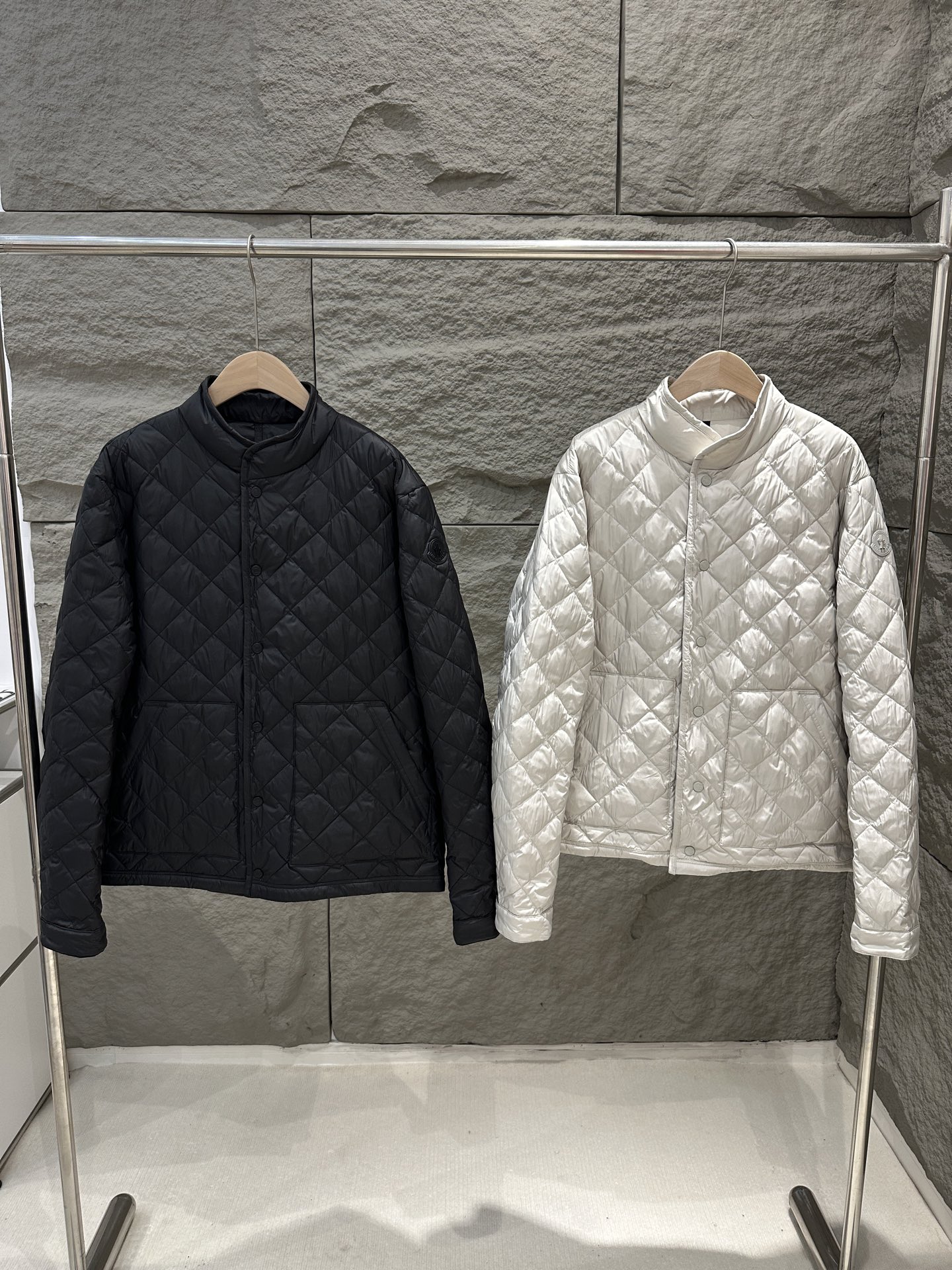NO:605592,Comes with dust bag Moncler 25 new autumn and winter Oise diamond quilted short down jacket jacket, Oise short down jacket is made of Airsoft fabric, which easily shows exquisite style. This protective fabric is light and soft and can resist rain damage. This practical warm piece has classic colors and is suitable for professional or casual looks. Color black/light beige, size 1/2/3/4,,jackets & coats,jackets & coats,down jacket,alexander wang19860909配防尘袋Moncler 25秋冬新款 Oise 菱形绗缝短款羽绒服夹克外套,Oise短款羽绒夹克采用Airsoft面料制成,轻松彰显精美格调.这种防护面料轻盈而柔软,可抵御雨水侵袭.这款实用的保暖单品经典色调,适合搭配职业或休闲造型.颜色黑色/浅米色,尺码1/2/3/4,,jackets & coats,jackets & coats,down jacket,alexander wang,Women's clothing