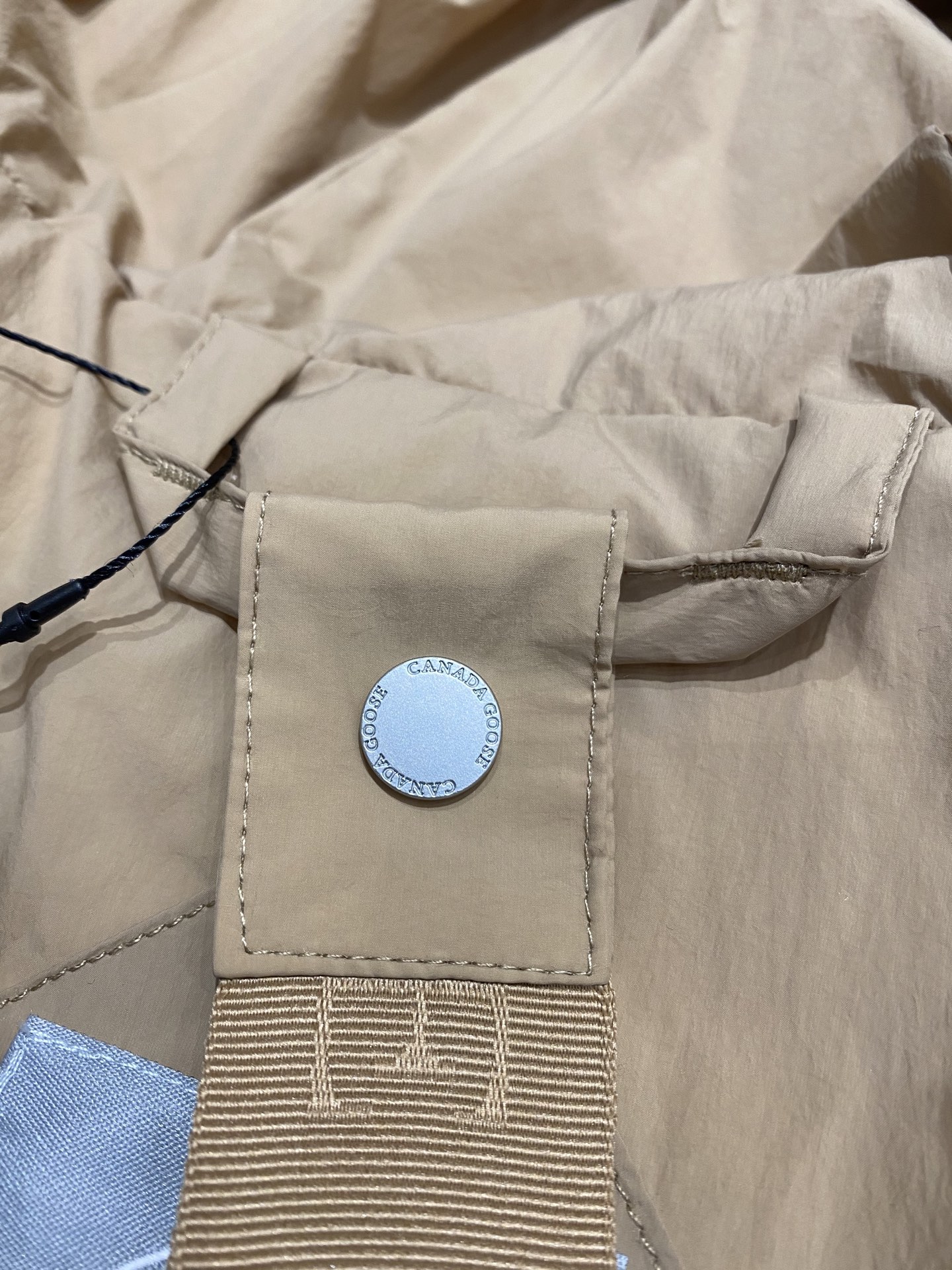 Canada Goose Wilu Parka: Recycled Nylon, Down-Filled, Oversized Fit - Desert/Black 6 i1760692391901 1434 0 4