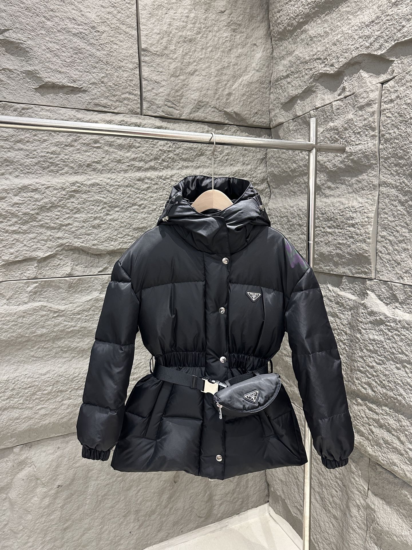 NO:589765,Comes with dust bag Prada 25 new autumn and winter regenerated nylon waist bag down jacket jacket New 'ant waist', made of recycled nylon fabric, environmentally friendly and waterproof, filled with high-quality 90 velvet inside, perfect warmth retention. Iconic triangle logo detachable waist bag, waist design is super slim. Combining performance and aesthetic features, winter warmth and design, a fashionable must-have!  Size S/M/L,,prada,jackets & coats,jackets & coats,down jacket,alexander wang19860909配防尘袋Prada 25秋冬新款 再生尼龙腰包羽绒服夹克外套 新款“蚂蚁腰”,采用再生尼龙面料,环保又防水,内里填充高品质90绒 保暖力满分.标志性三角标可拆卸腰包,收腰设计超显瘦.结合性能与美学特质 冬季保暖与设计感兼备,时髦精必入！码数S/M/L,,prada,jackets & coats,jackets & coats,down jacket,alexander wang,Women's clothing