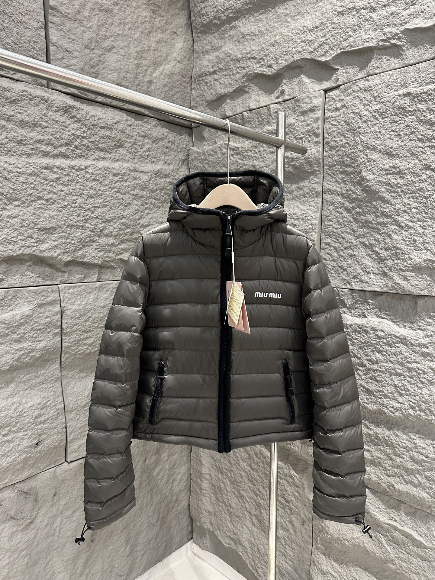 NO:629043,Comes with dust bag MiuMiu [Luxurious and warm in winter with style] 25 new autumn and winter rib hooded down jacket for women, with a simple silhouette to outline a high-end aura. The hooded design and black drawstring details are both practical and fashionable. Forest green and black cashmere binding  High-end contrasting colors add a sense of layering. The classic MIUMIU logo on the left chest is a low-key interpretation of the brand's genes, and the high-quality down filling locks in the warmth. Whether you are walking in the city or traveling for leisure, you can calmly control the winter atmosphere, giving you a wearing experience that coexists warmth and style. Original purchase, pattern making and coloring, mold opening and custom hardware accessories, complete three standards, 1:1 perfect reproduction. The highest version on the market!  Color forest green, size S/M/L,,miumiu,jackets & coats,down jacket,hats,alexander wang19860909配防尘袋MiuMiu【冬日奢暖,型格兼备】25秋冬新款 排骨连帽羽绒服外套 女款,以简约轮廓勾勒高级气场.连帽设计与黑色抽绳细节,顾实用与时尚感.森林绿色与黑色羊绒包边 撞色高级,增添层次感.左胸经典MIUMIU标志低调诠释品牌基因,优质羽绒填充锁住暖意.无论是都市漫步还是休闲出行,皆能从容驾驭冬日氛围,赋予你温暖与风格并存的穿搭体验.原版购入 打版打色,开模定制五金辅料,三标齐全,1:1完美复刻.市面最高版！颜色森林绿色,尺码S/M/L,,miumiu,jackets & coats,down jacket,hats,alexander wang,Women's clothing