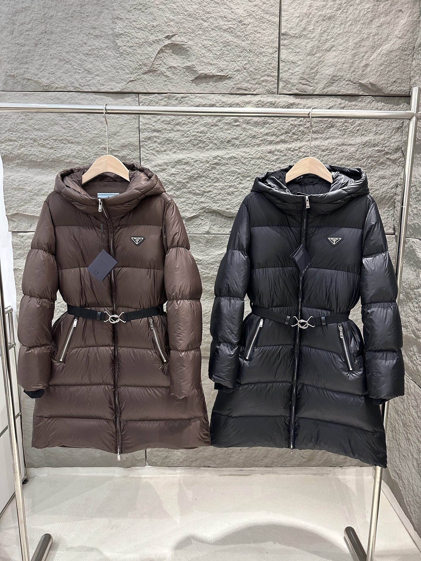 NO:589786,Comes with dust bag Prada 25 new autumn and winter style hooded long down jacket with elastic waistband High-quality goose down filling Elastic waistband is detachable High version Color coffee/black Size S/M/L,,prada,down jacket,hats,alexander wang19860909配防尘袋Prada 25秋冬新款 弹力腰带连帽长款羽绒服 高品质鹅绒填充 弹力腰带可拆卸 高版本 颜色咖色/黑色 尺码S/M/L,,prada,down jacket,hats,alexander wang,Women's clothing
