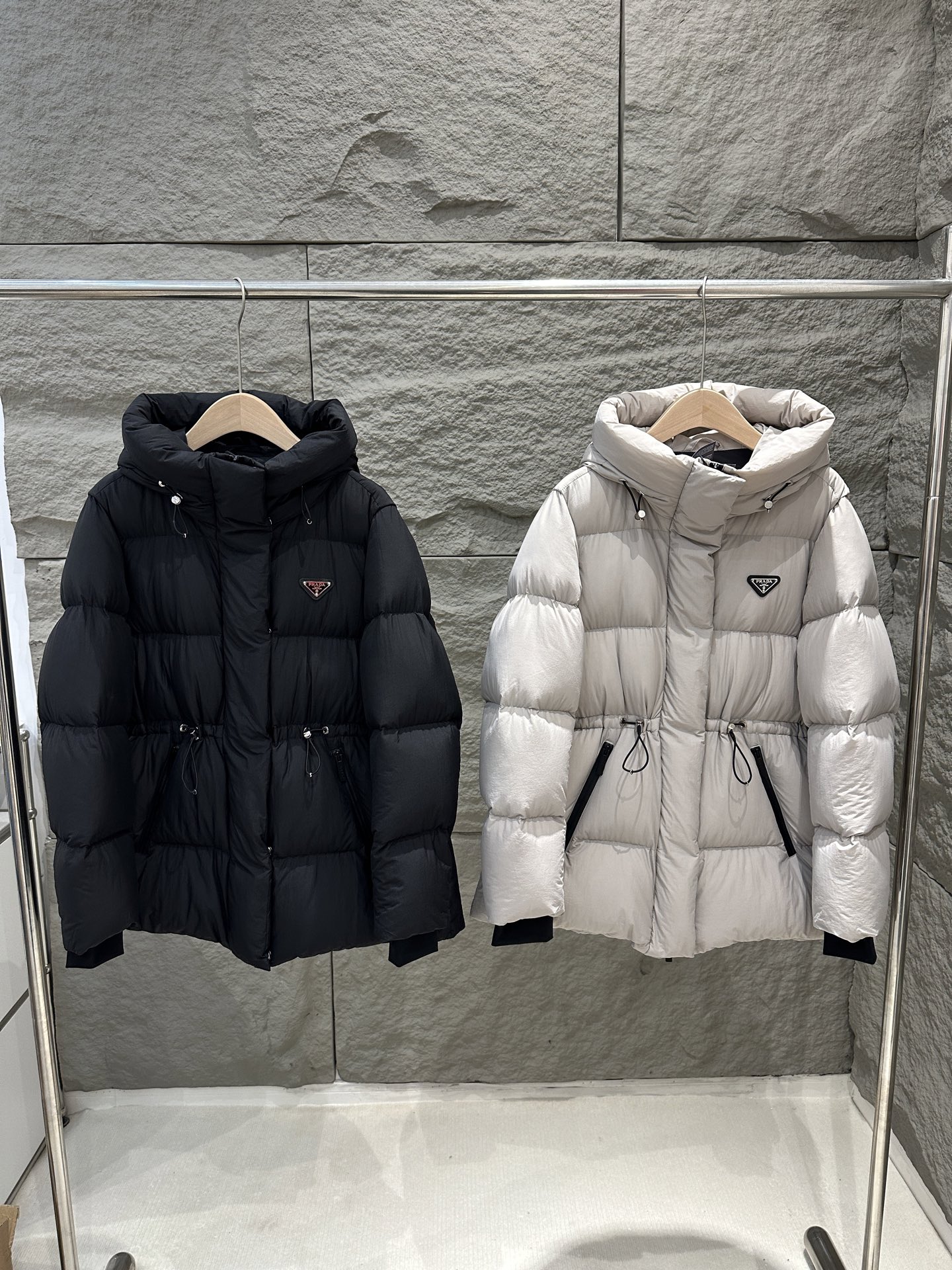 NO:589793,Comes with dust bag Prada 25 new autumn and winter style goose down mid-length hooded down jacket with goose down filling high version color black/beige size S/M/L,,prada,down jacket,hats,alexander wang19860909配防尘袋Prada 25秋冬新款 鹅绒中长款收腰连帽羽绒服 鹅绒填充 高版本 颜色黑色/米灰色 码数S/M/L,,prada,down jacket,hats,alexander wang,Women's clothing