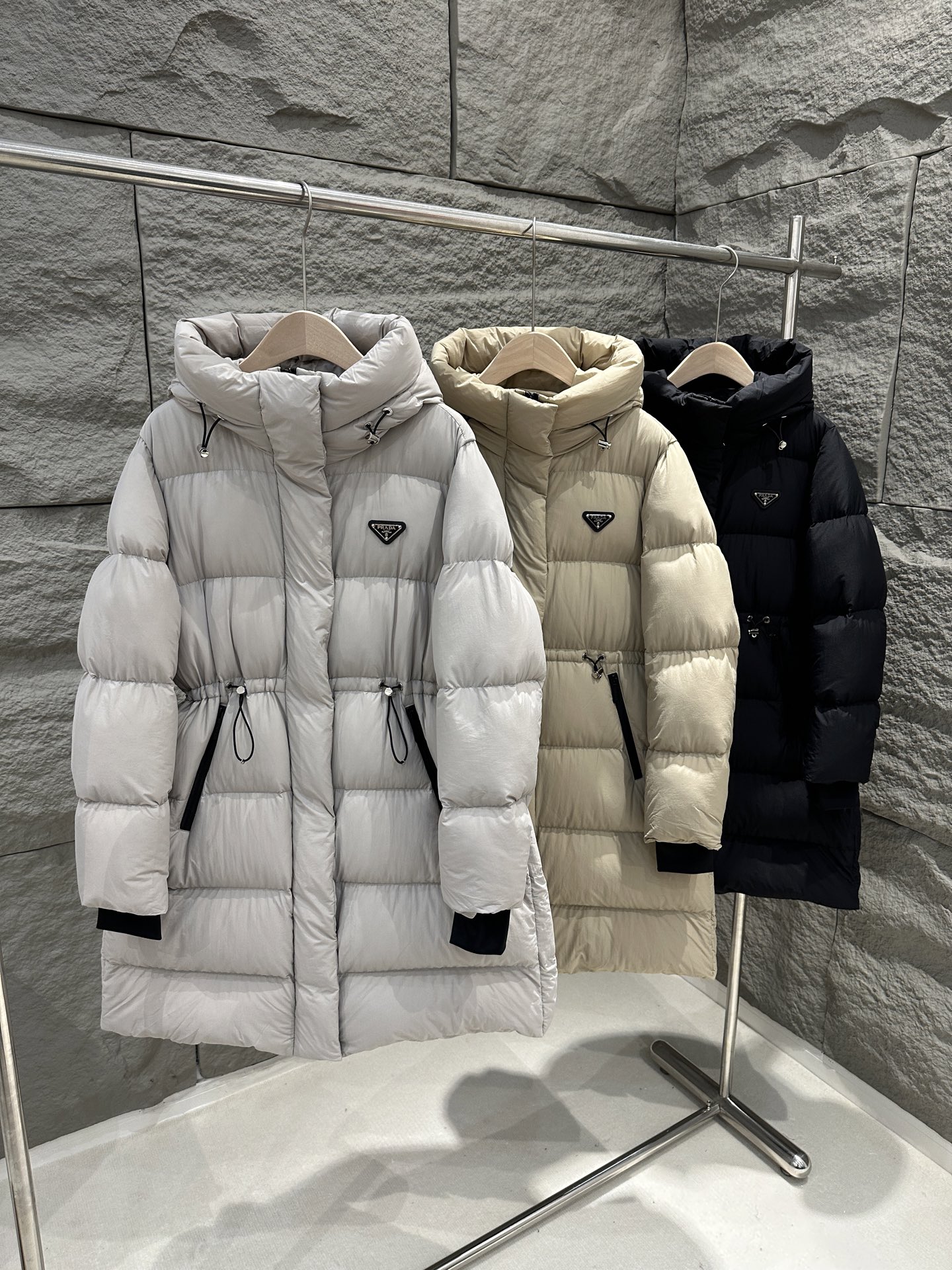 NO:589801,Comes with a dust bag. The latest model at the Prada 25 counter. Goose down long waisted hooded down jacket. Goose down filling. High version. Color: beige/apricot/black. Size: S/M/L,,prada,down jacket,hats,alexander wang19860909配防尘袋Prada 25专柜最新款 鹅绒长款收腰连帽羽绒服 鹅绒填充 高版本 颜色米灰色/杏色/黑色 码数S/M/L,,prada,down jacket,hats,alexander wang,Women's clothing