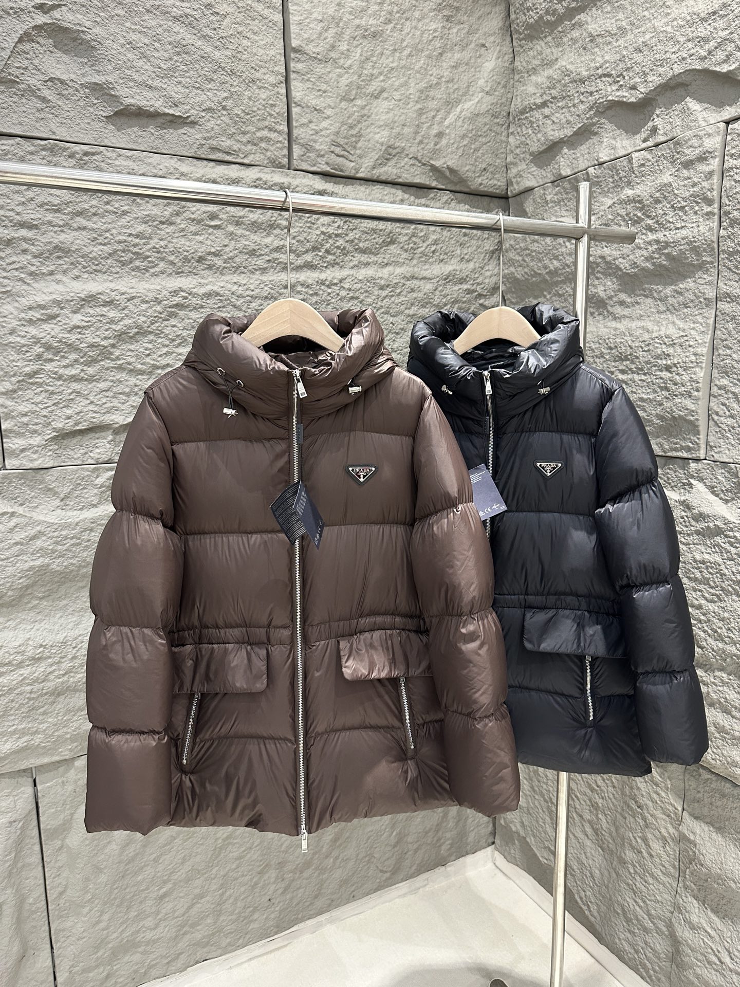 NO:589779,With dust bag Prada 25 new autumn and winter goose down mid-length down jacket 7 white goose down filling high version color brown/black size S/M/L,,prada,down jacket,alexander wang19860909配防尘袋Prada 25秋冬新款 鹅绒中长款羽绒服 7白鹅绒填充 高版本 颜色咖色/黑色 码数S/M/L,,prada,down jacket,alexander wang,Women's clothing