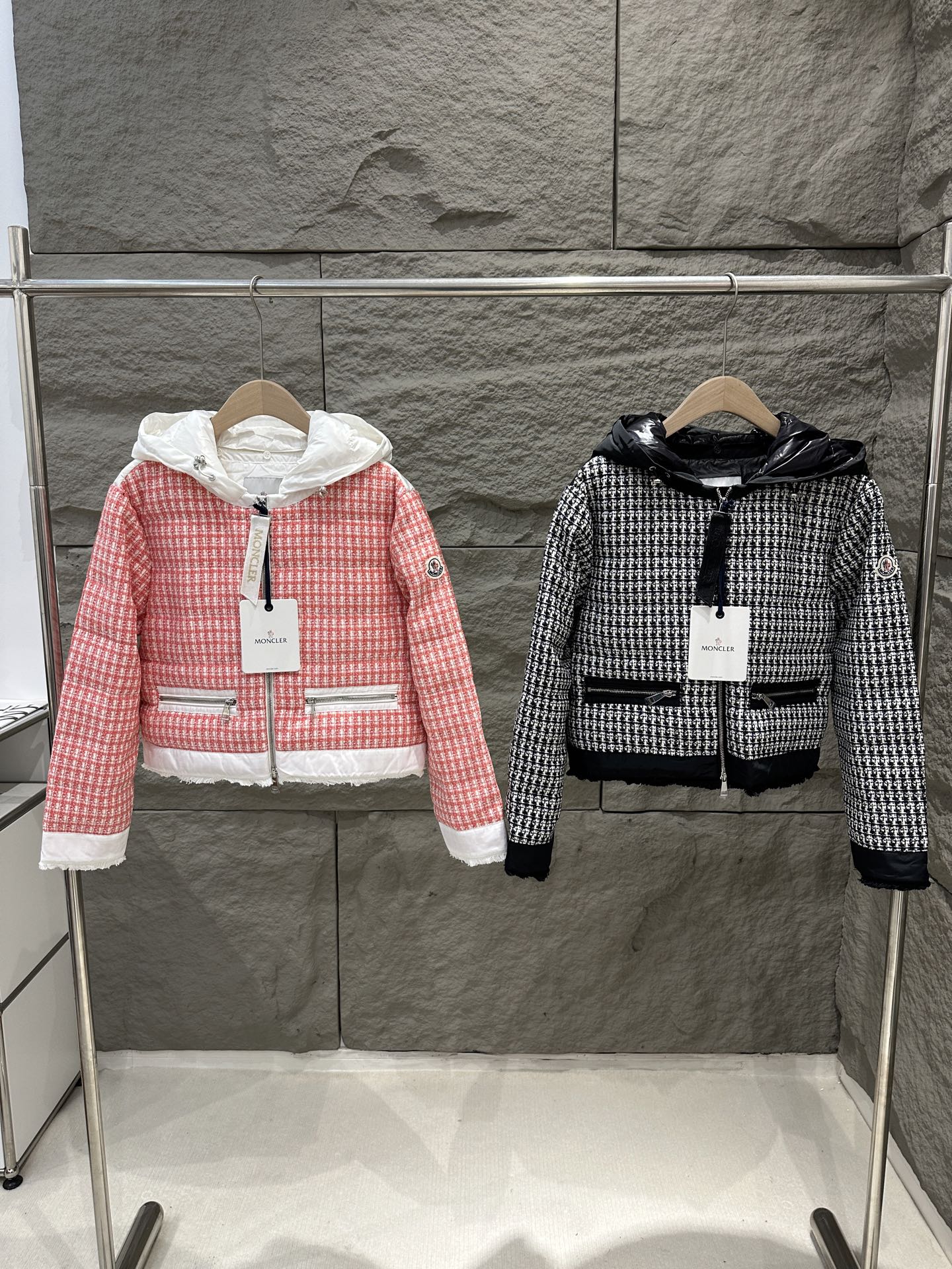 NO:590941,With dust bag Moncler classic Remonay small fragrance style down jacket Yi Mengling's same style 90 goose down filling high version color red/black size 0/1/2,,down jacket,alexander wang19860909配防尘袋Moncler 经典款 Remonay小香风羽绒服 易梦玲同款 90鹅绒填充 高版本 颜色红色/黑色 尺码0/1/2,,down jacket,alexander wang,Women's clothing