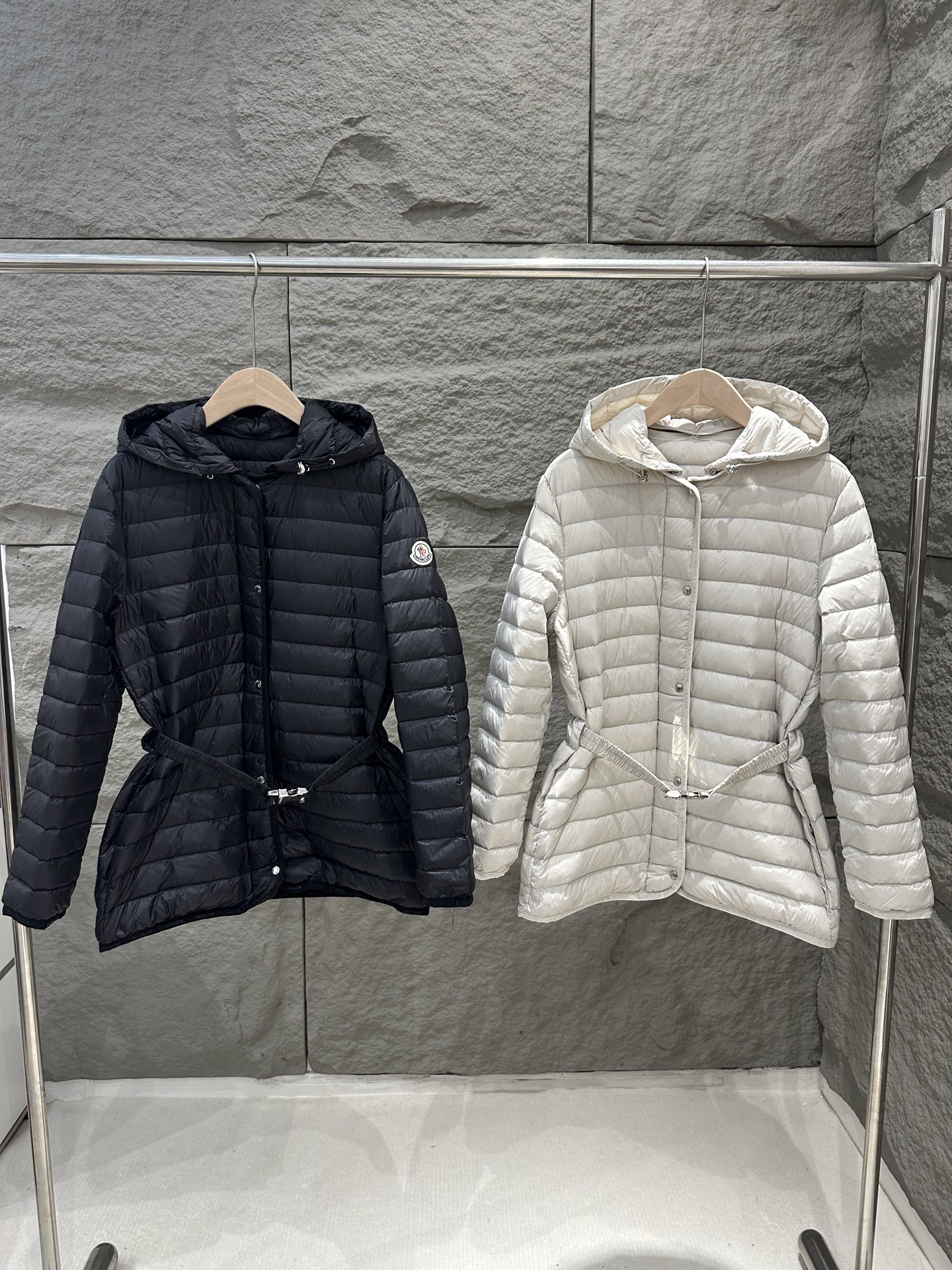 NO:590949,Comes with dust bag Moncler 25 new autumn and winter Oredon new autumn and winter women's belt thin goose down down jacket. Made of super soft and high-density gall-free anti-velvet fabric, light, soft and comfortable. The back is illuminated to be gall-free and velvet-proof. The original replica hardware. The hat can be removable and worn twice. Take off the round collar intellectual quiet hat and wear it casually. The elastic waistband coexists comfort and slimming. Simple version with large age span and filling 95 white goose down. Color black/beige  Size 1/2/3/4,,down jacket,hats,alexander wang19860909配防尘袋Moncler 25秋冬新款 Oredon秋冬新款女士腰带薄款鹅绒羽绒服 选用超柔高密无胆防绒面料轻薄柔软舒适,背面札光工艺可无胆防绒,原版复刻五金.帽子可脱卸一衣两穿,摘下圆领知性文静帽子戴上休闲.松紧腰带舒适感和显瘦并存简单版年龄跨越度大填充95白鹅绒 颜色黑色/米色 尺码1/2/3/4,,down jacket,hats,alexander wang,Women's clothing