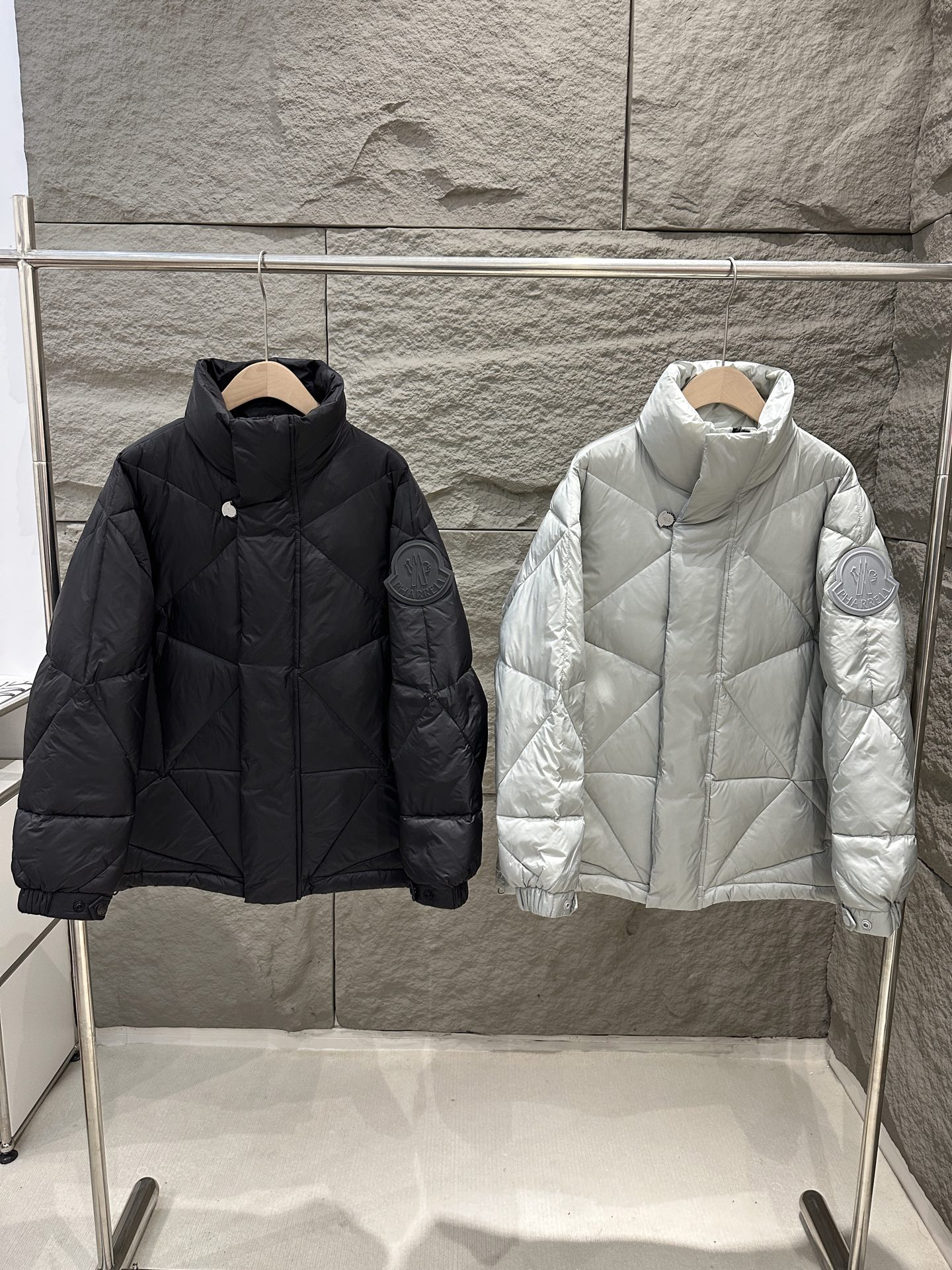 NO:590955,Comes with dust bag MonclerXPharrellWilliam  Fei Dong's joint collaboration limited edition Oak men's and women's couple's style down jackets with mouth coverings once again teamed up with Pharrell William to create a joint series. This time, they chose the Moncler Genius product line, which uses a unique triangular line to create a three-dimensional visual effect. The upper body is cool and does not look bloated. The armbands are detachable with Velcro cuffs. Elastic windproof snap buttons. Adjustable hem elastic cord. Adjustable warmth. Solid color. Simple fashion hardware accessories. Open version. Customized. Exquisite advanced stand-up collar design. Versatile interior. Color: black/grey.  Size 1/2/3/4,,Moncler,down jacket,alexander wang19860909配防尘袋MonclerXPharrellWilliam 菲董联名合作限定款Oak男女情侣款羽绒服蒙口再度携手联PharrellWilliam打造联名系列此次选择的是MonclerGenius产品线采用独特的三角型车线立体视觉效果上身酷飒感不显臃肿袖标可拆卸魔术贴袖口松紧防风按扣可调节下摆弹力绳可调节保暖性纯色简约时尚五金配件开版定制精美高级立领设计内搭百搭 颜色黑色/灰色 尺码1/2/3/4,,Moncler,down jacket,alexander wang,Women's clothing