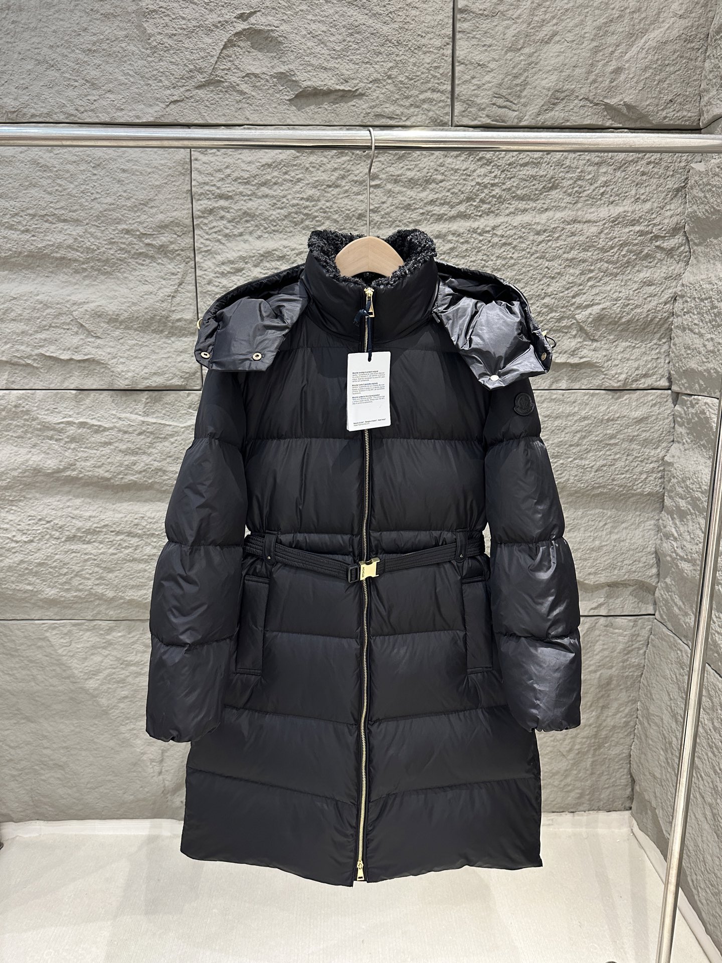 NO:605606,Comes with dust bag Moncler 25 new autumn and winter style  Briant women's hooded long waisted down jacket, the Briant down jacket is designed with both practicality and comfort to meet daily needs. Functional nylon fabric combined with a detachable hood makes it easy to adapt to changing weather. The wrap silhouette of this warm piece can be added with a detachable belt to add a feminine touch, completing the transition from practical to sophisticated. The teddy velvet style collar design highlights a gentle style. Color black, size 0/1/2/3,,jackets & coats,jackets &  coats,down jacket,hats,alexander wang19860909配防尘袋Moncler 25秋冬新款 Briant女士连帽长款收腰羽绒服夹克外套,Briant羽绒夹克的设计兼具实用性与舒适性,满足日常需求.功能性尼龙面料结合可拆卸兜帽,轻松适应多变天气.这款保暖单品的裹身廓形可通过一条可拆卸腰带增添柔美气息,完成从实用到精致的转变.泰迪绒风格衣领设计,彰显温婉格调.颜色黑色,尺码0/1/2/3,,jackets & coats,jackets & coats,down jacket,hats,alexander wang,Women's clothing