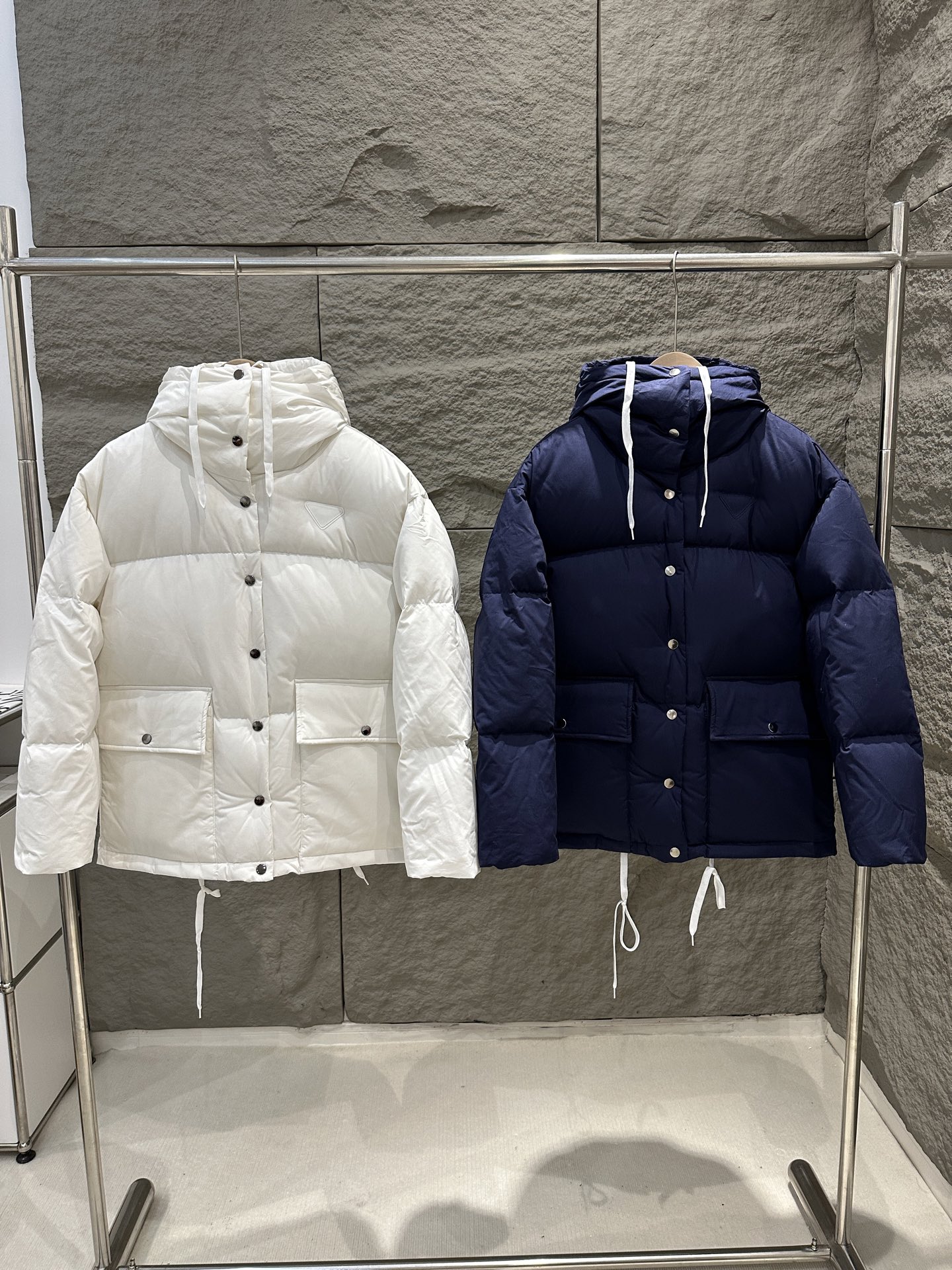 NO:605586,Comes with dust bag Prad 25 new autumn and winter hooded down jacket. Bread coat, same style for men and women. Loose bread coat style, with French laziness, not flattering on the figure. It hides the flesh and looks casual. Cotton-like fabric, the whole piece is made of the same material and filled with 90 white duck down. It has enough down filling, high fluffiness, strong cold resistance and warmth. The material is soft and does not press the body.  The clothes feel soft and not tight, and the upper body is warm and light. It has open-molded metal zippers, original matte silver metal snap buttons, and is equipped with internal pockets. The triangle logo on the chest is highly recognizable, and the drawstring tie at the waist is windproof and slimming. The large flap pockets and large hood are very secure!  Color white/navy blue, size 36/38/40, prada,jackets & coats,down jacket,hats,alexander wang19860909配防尘袋Prard 25秋冬新款 连帽羽绒外套 面包服,男女同款,宽松的面包服版型,带有法式慵懒感,不挑身材 藏肉又显随性,棉感面料,整件面里同料,内填90白鸭绒 充绒量足,蓬松度高,抗寒保暖极强.材质轻柔不压身 衣感松软不紧绷,上身既温暖又轻盈.开模金属拉头拉链,原版哑银色金属四合扣,配有内袋.胸前三角标 辨识度极高,腰部抽绳系带 防风又显身材.大大的翻盖口袋和大大的兜帽安全感十足！颜色白色/藏青色,尺码36/38/40,,prada,jackets & coats,down jacket,hats,alexander wang,Women's clothing