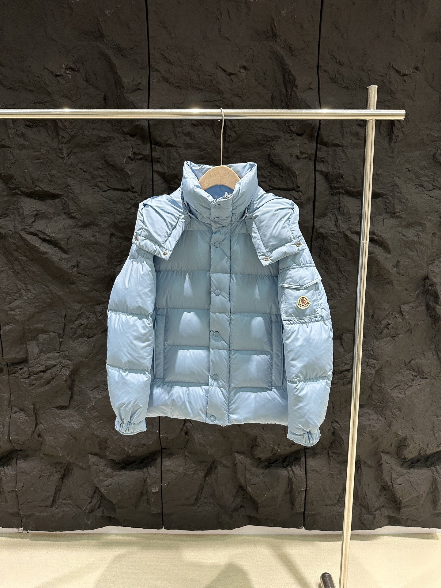 NO:610405,With dust bag Moncler Maya 70 women's hooded short down jacket women's jacket  The MonclerMaya women's short down jacket is presented in a new colorway, specially designed to celebrate Moncler's 70th anniversary. It is made of matte fabric and features signature checkered quilting, highlighting the essence of the Moncler brand. This short down jacket has a distinctive silhouette, with a detachable hood and adjustable hem, and a classic design suitable for all seasons and trends. The sleeves are embellished with classic patch pockets and logo patches, demonstrating the brand's signature style. Size 0/1/2,,jackets & coats,jackets  & coats,down jacket,hats,alexander wang19860909配防尘袋Moncler Maya 70女士连帽短款羽绒服女款夹克外套 MonclerMaya女士短款羽绒夹克以全新配色焕新呈现,专为庆贺Moncler70周年设计.采用哑光面料制成,具有标志性方格块绗缝,彰显Moncler的品牌精髓.此短款羽绒夹克演绎鲜明廓形,配有可拆卸兜帽和可调节下摆,经典设计适合各种季节和潮流.衣袖点缀经典贴袋以及标识贴片,演绎品牌标志性风格 尺码0/1/2,,jackets & coats,jackets & coats,down jacket,hats,alexander wang,Women's clothing