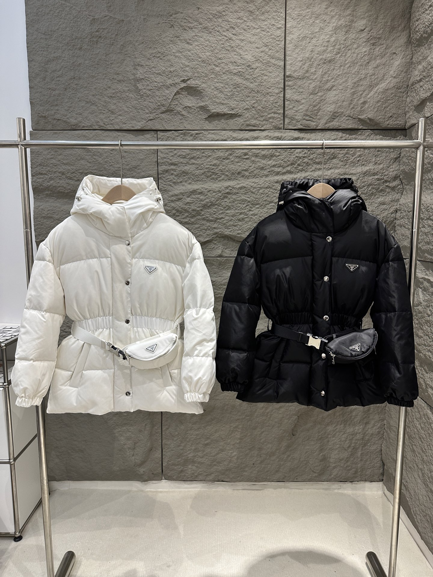 NO:629061,Comes with dust bag Prada 25 new autumn and winter regenerated nylon waist bag down jacket jacket New 'ant waist', made of recycled nylon fabric, environmentally friendly and waterproof, filled with high-quality 90 velvet inside, perfect warmth retention. Iconic triangle logo detachable waist bag, waist design is super slim. Combining performance and aesthetic features, winter warmth and design, a fashionable must-have!  Color black/white, size S/M/L,, prada,jackets & coats,jackets & coats,down jacket,alexander wang19860909配防尘袋Prada 25秋冬新款 再生尼龙腰包羽绒服夹克外套 新款“蚂蚁腰”,采用再生尼龙面料,环保又防水,内里填充高品质90绒 保暖力满分.标志性三角标可拆卸腰包,收腰设计超显瘦.结合性能与美学特质 冬季保暖与设计感兼备,时髦精必入！颜色黑色/白色,尺码S/M/L,,prada,jackets & coats,jackets & coats,down jacket,alexander wang,Women's clothing