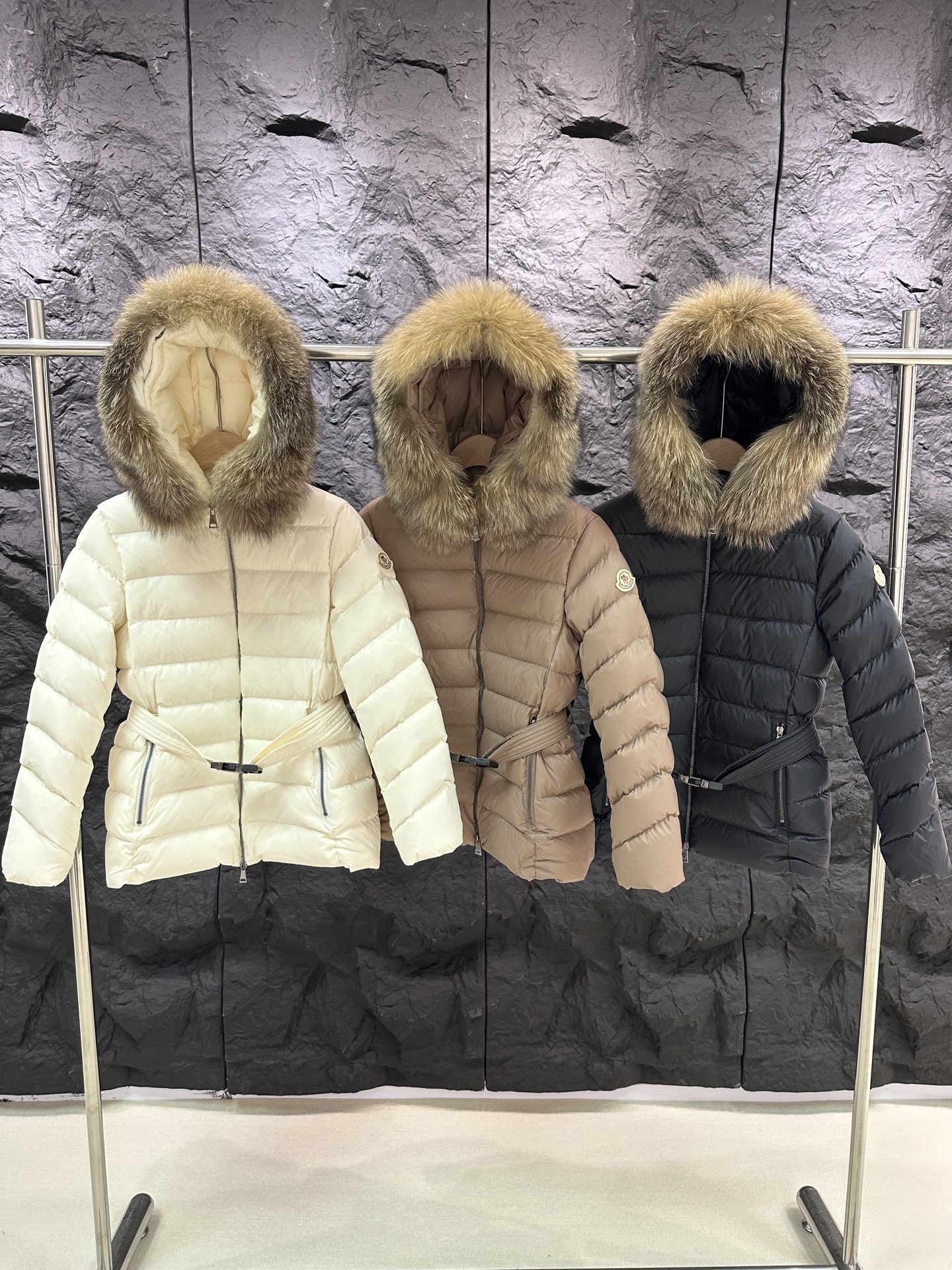 NO:629069,Equipped with dust bag MONCLER 25 autumn and winter new Cupidone down jacket with large fur collar and small waist belt, a classic Meng family feature!  The evergreen model at the counter, filled with high-quality white goose down, fluffy and soft, with a large fox fur collar on the hood, perfect for warmth retention. Classic parallel quilting, with an adjustable belt at the waist, you can adjust the waist to show your body proportions. It has both practicality and design, a must-have for high-end outdoor and winter outings!  Color white/coffee/black, size 1/2/3/4,,,down jacket,hats,alexander wang19860909配防尘袋MONCLER 25秋冬新款 Cupidone大毛领小蛮腰腰带羽绒服,经典的蒙家特色！专柜长青款,填充高品质白鹅绒 蓬松柔软,搭配帽子上大尺寸狐狸毛领,保暖力满分.经典平行绗缝,腰部配有可调节腰带,随心调节收腰 尽显身材比例.兼具实用与设计感,高端户外与冬季出街必备！颜色白色/咖色/黑色,尺码1/2/3/4,,,down jacket,hats,alexander wang,Women's clothing