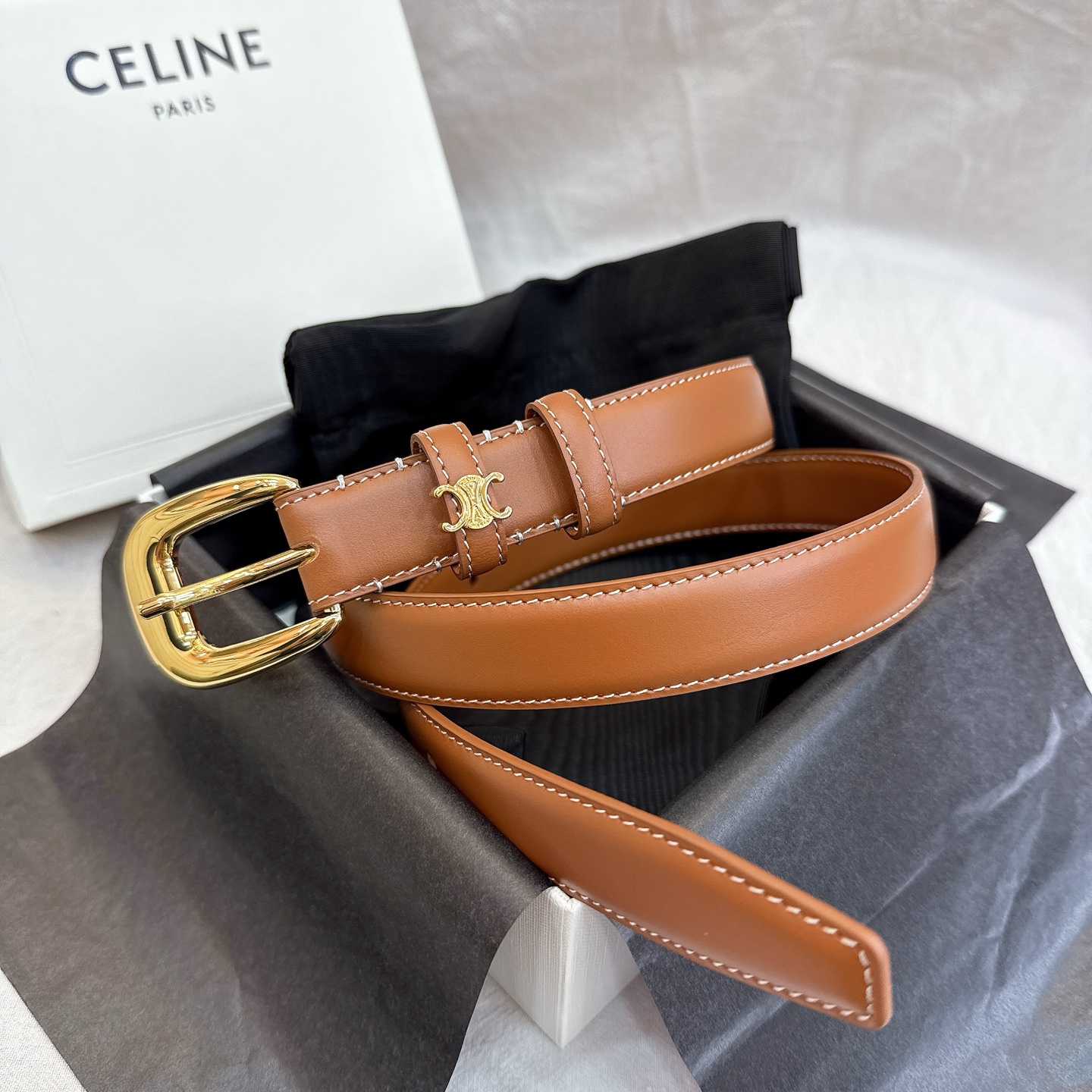 - Celine 2.5针扣凯旋门女士腰带这款采用进口光滑牛皮革腰带，质地柔软细腻，光泽自然，耐用性强，
