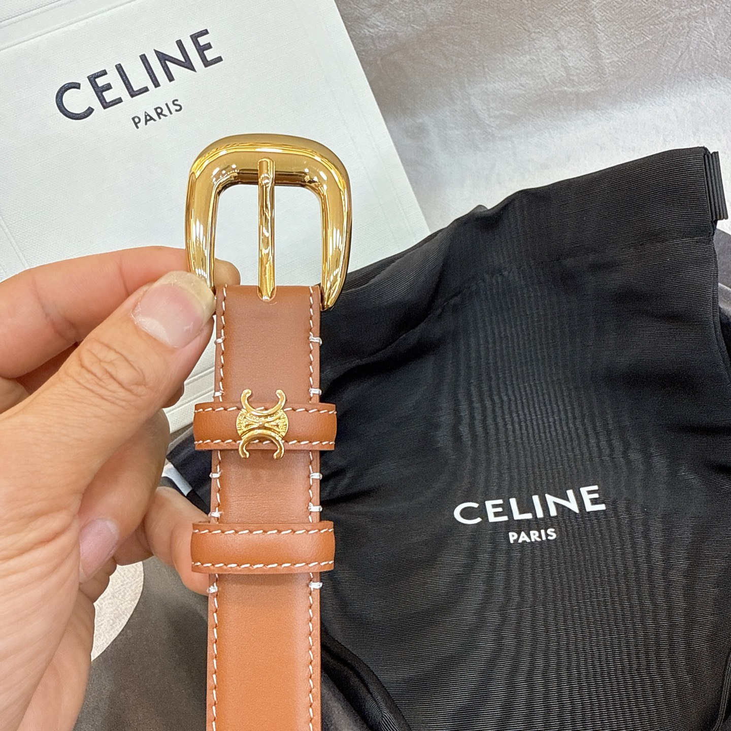 - Celine 2.5针扣凯旋门女士腰带这款采用进口光滑牛皮革腰带，质地柔软细腻，光泽自然，耐用性强，