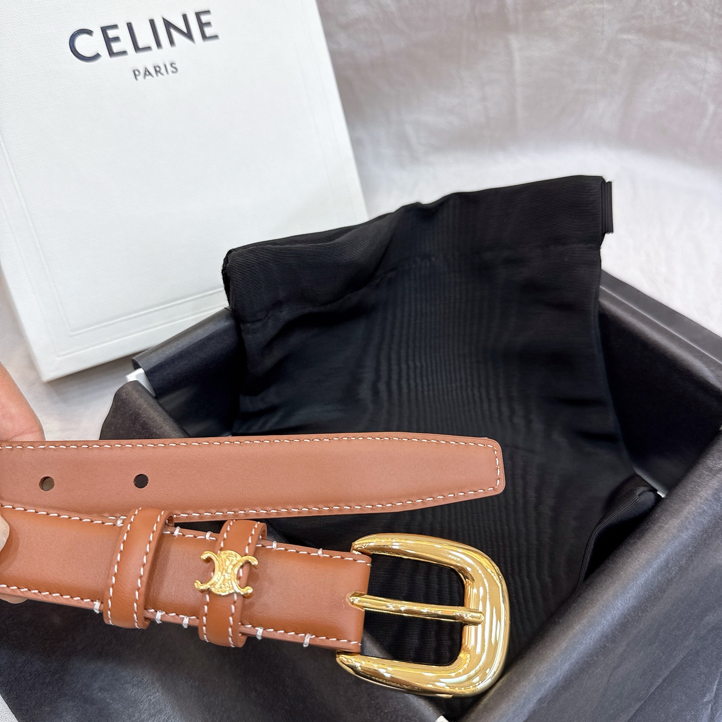 - Celine 2.5针扣凯旋门女士腰带这款采用进口光滑牛皮革腰带，质地柔软细腻，光泽自然，耐用性强，