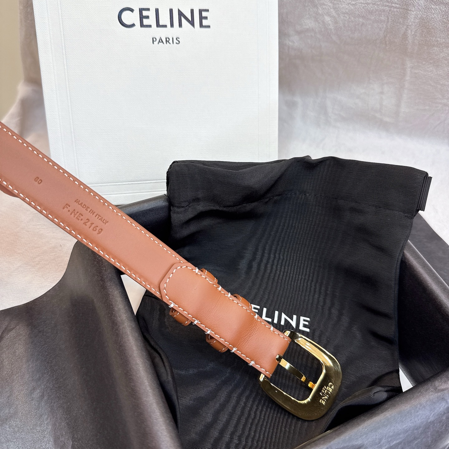 - Celine 2.5针扣凯旋门女士腰带这款采用进口光滑牛皮革腰带，质地柔软细腻，光泽自然，耐用性强，