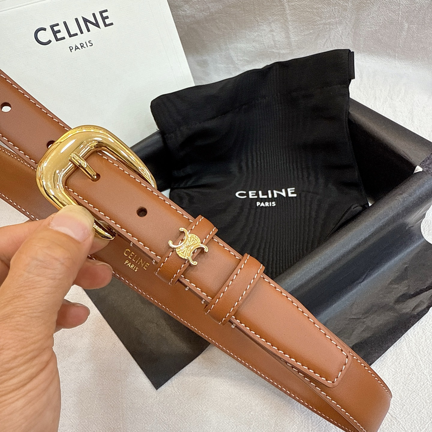 - Celine 2.5针扣凯旋门女士腰带这款采用进口光滑牛皮革腰带，质地柔软细腻，光泽自然，耐用性强，