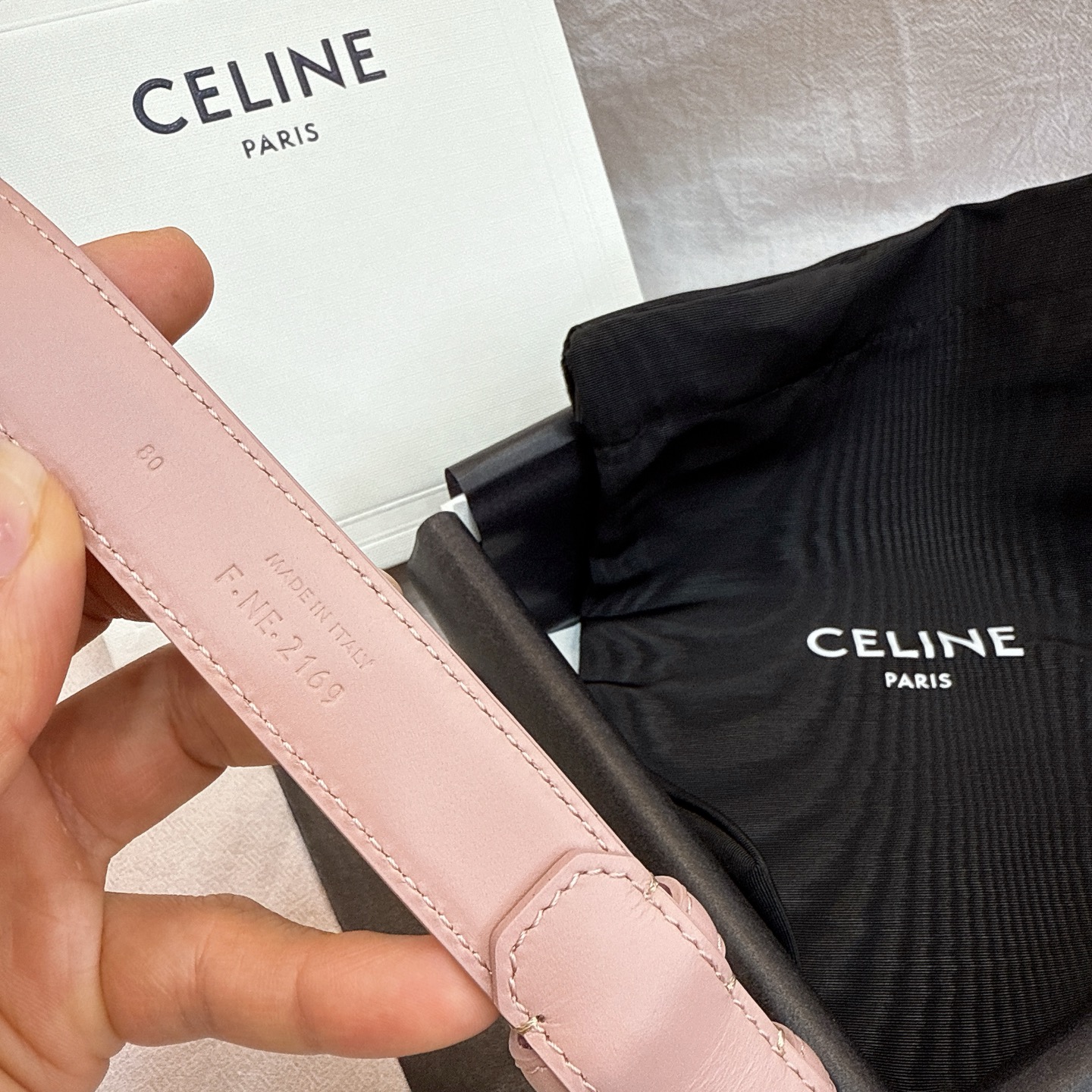 - Celine 2.5针扣凯旋门女士腰带这款采用进口光滑牛皮革腰带，质地柔软细腻，光泽自然，耐用性强，
