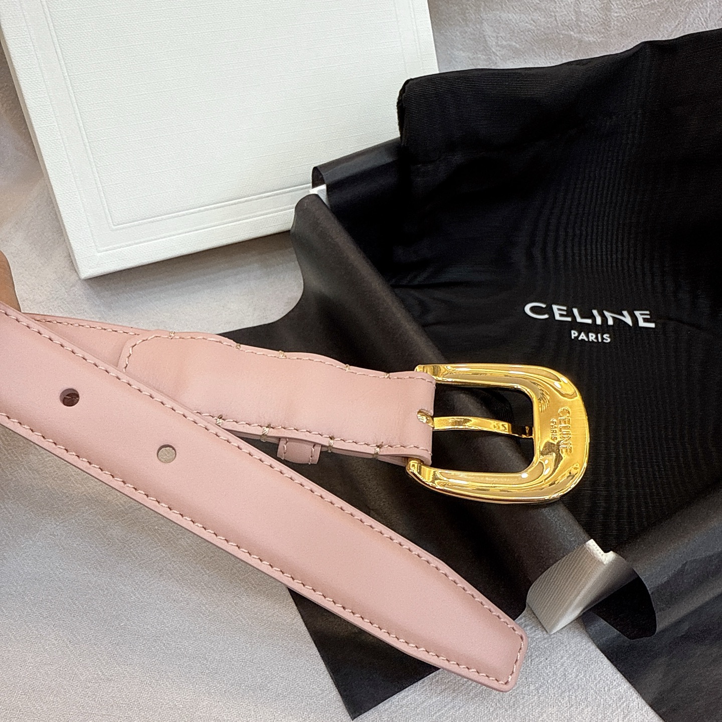 - Celine 2.5针扣凯旋门女士腰带这款采用进口光滑牛皮革腰带，质地柔软细腻，光泽自然，耐用性强，