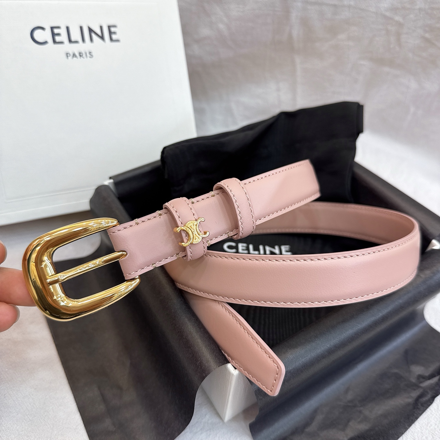 - Celine 2.5针扣凯旋门女士腰带这款采用进口光滑牛皮革腰带，质地柔软细腻，光泽自然，耐用性强，
