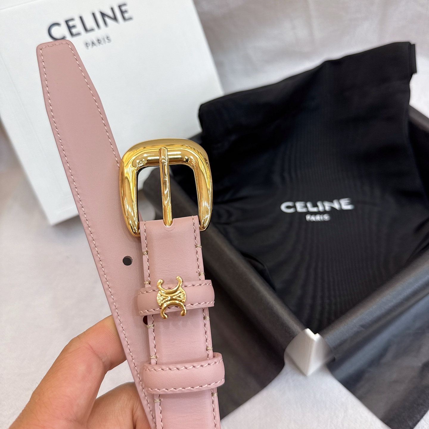 - Celine 2.5针扣凯旋门女士腰带这款采用进口光滑牛皮革腰带，质地柔软细腻，光泽自然，耐用性强，