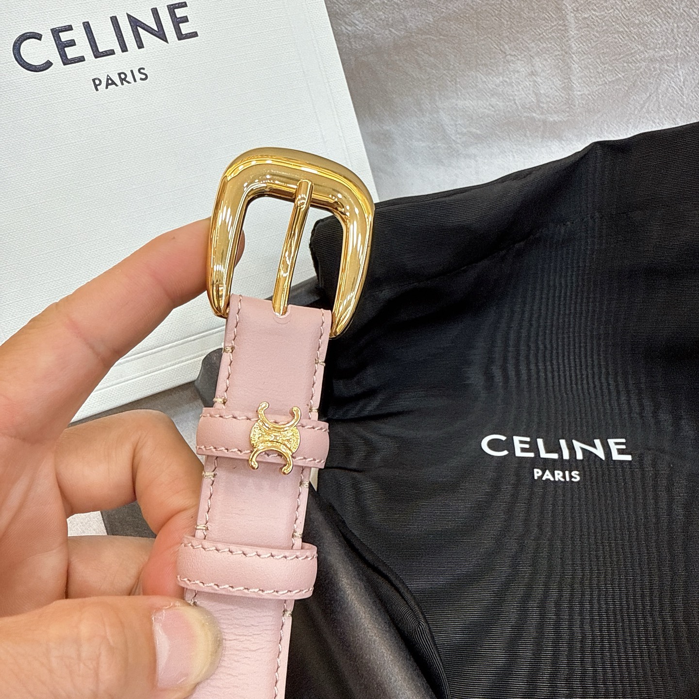 - Celine 2.5针扣凯旋门女士腰带这款采用进口光滑牛皮革腰带，质地柔软细腻，光泽自然，耐用性强，