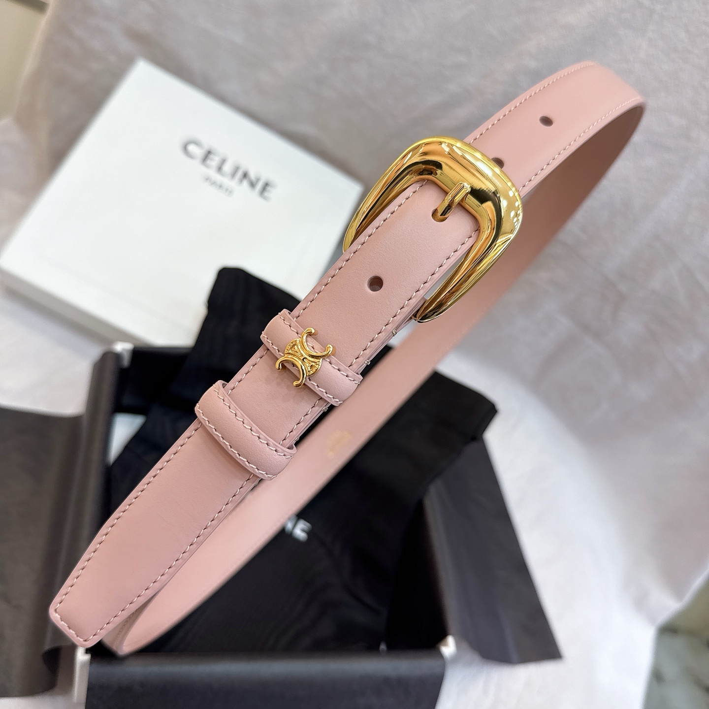 - Celine 2.5针扣凯旋门女士腰带这款采用进口光滑牛皮革腰带，质地柔软细腻，光泽自然，耐用性强，