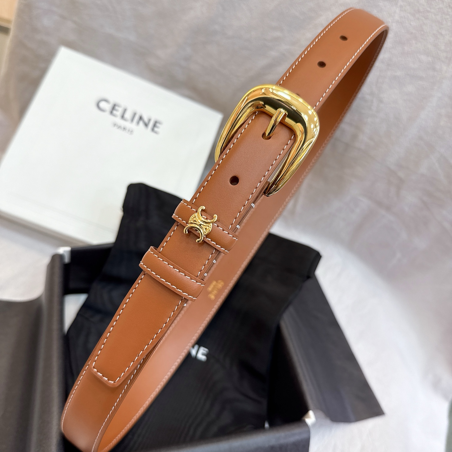 - Celine 2.5针扣凯旋门女士腰带这款采用进口光滑牛皮革腰带，质地柔软细腻，光泽自然，耐用性强，