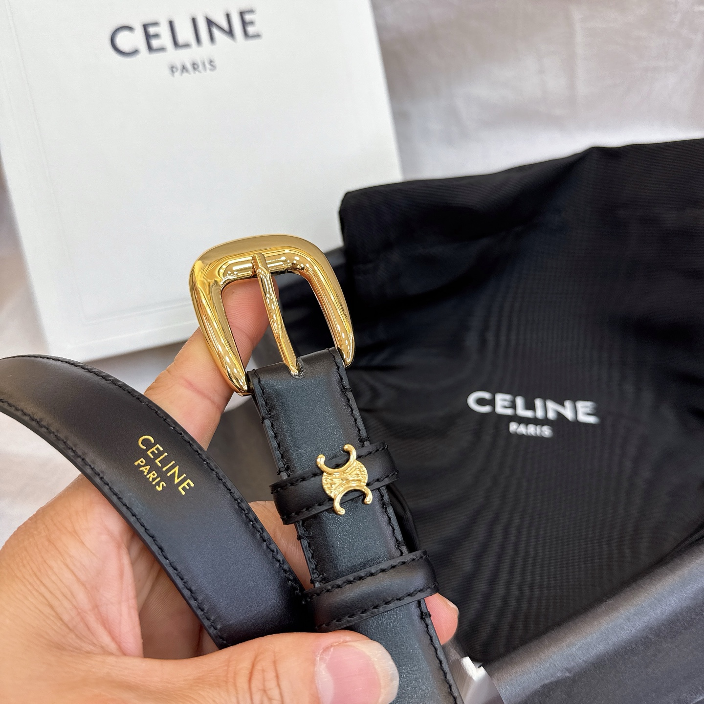 - Celine 2.5针扣凯旋门女士腰带这款采用进口光滑牛皮革腰带，质地柔软细腻，光泽自然，耐用性强，