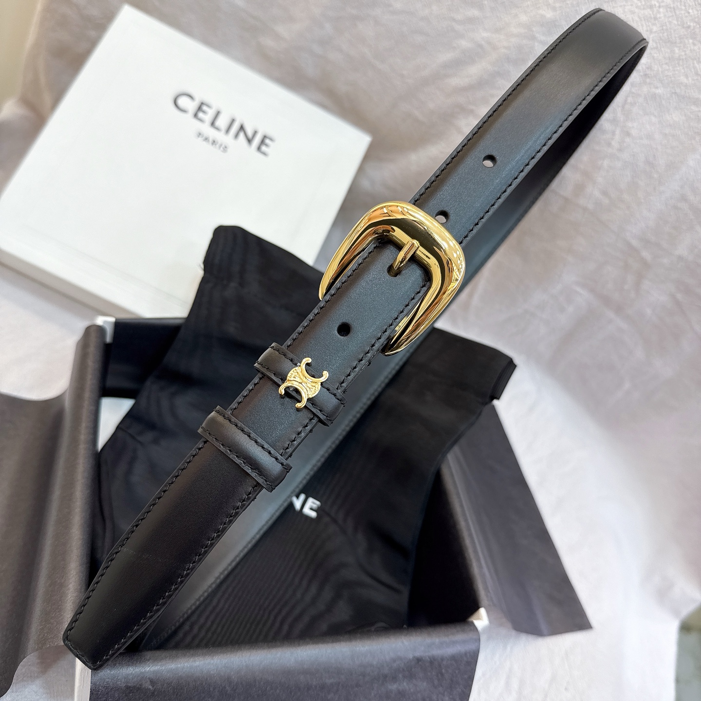 - Celine 2.5针扣凯旋门女士腰带这款采用进口光滑牛皮革腰带，质地柔软细腻，光泽自然，耐用性强，