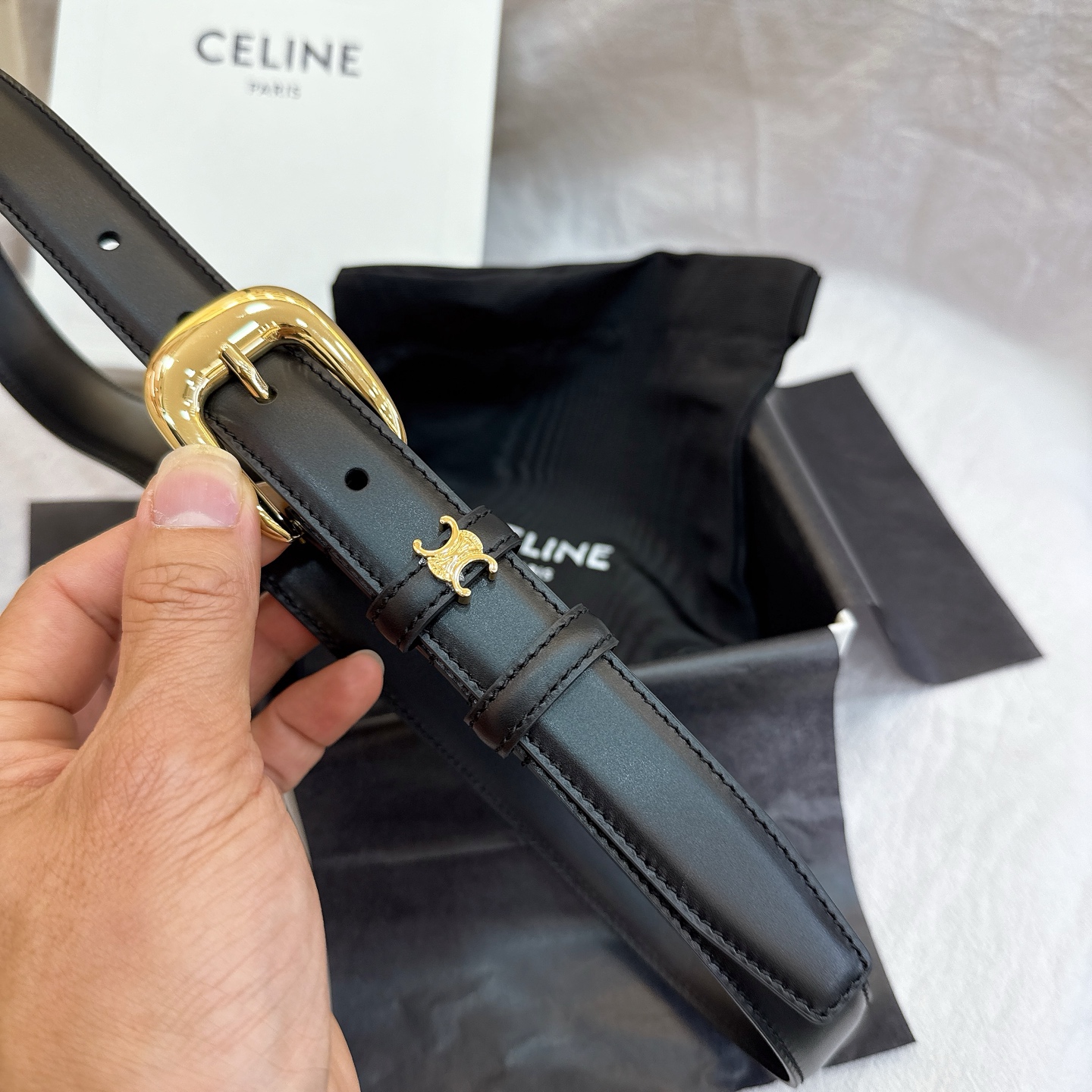 - Celine 2.5针扣凯旋门女士腰带这款采用进口光滑牛皮革腰带，质地柔软细腻，光泽自然，耐用性强，