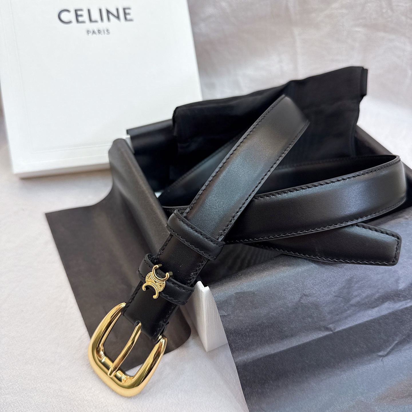 - Celine 2.5针扣凯旋门女士腰带这款采用进口光滑牛皮革腰带，质地柔软细腻，光泽自然，耐用性强，