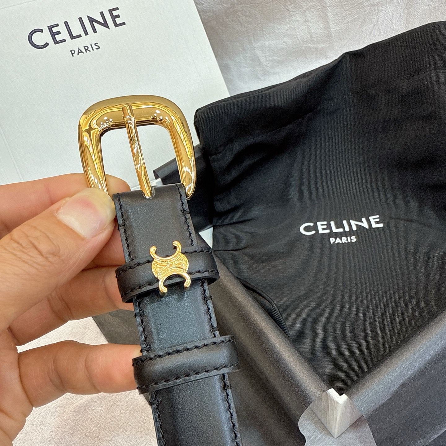 - Celine 2.5针扣凯旋门女士腰带这款采用进口光滑牛皮革腰带，质地柔软细腻，光泽自然，耐用性强，