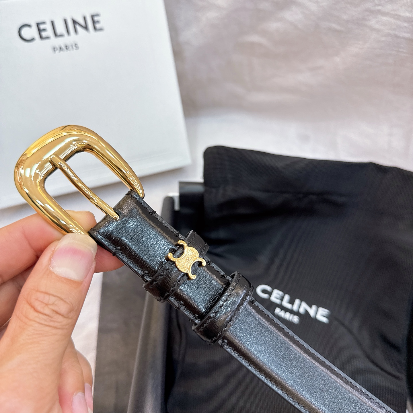 - Celine 2.5针扣凯旋门女士腰带这款采用进口光滑牛皮革腰带，质地柔软细腻，光泽自然，耐用性强，