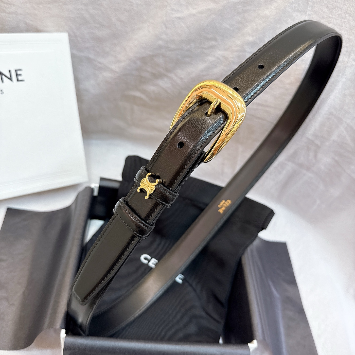 - Celine 2.5针扣凯旋门女士腰带这款采用进口光滑牛皮革腰带，质地柔软细腻，光泽自然，耐用性强，