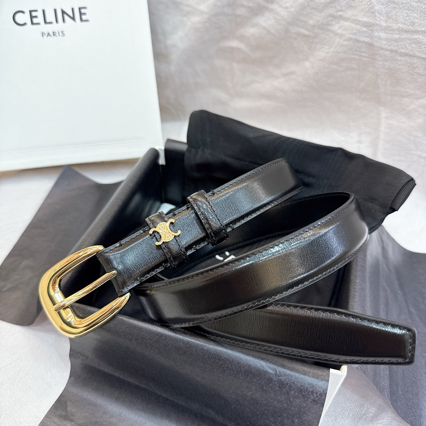- Celine 2.5针扣凯旋门女士腰带这款采用进口光滑牛皮革腰带，质地柔软细腻，光泽自然，耐用性强，