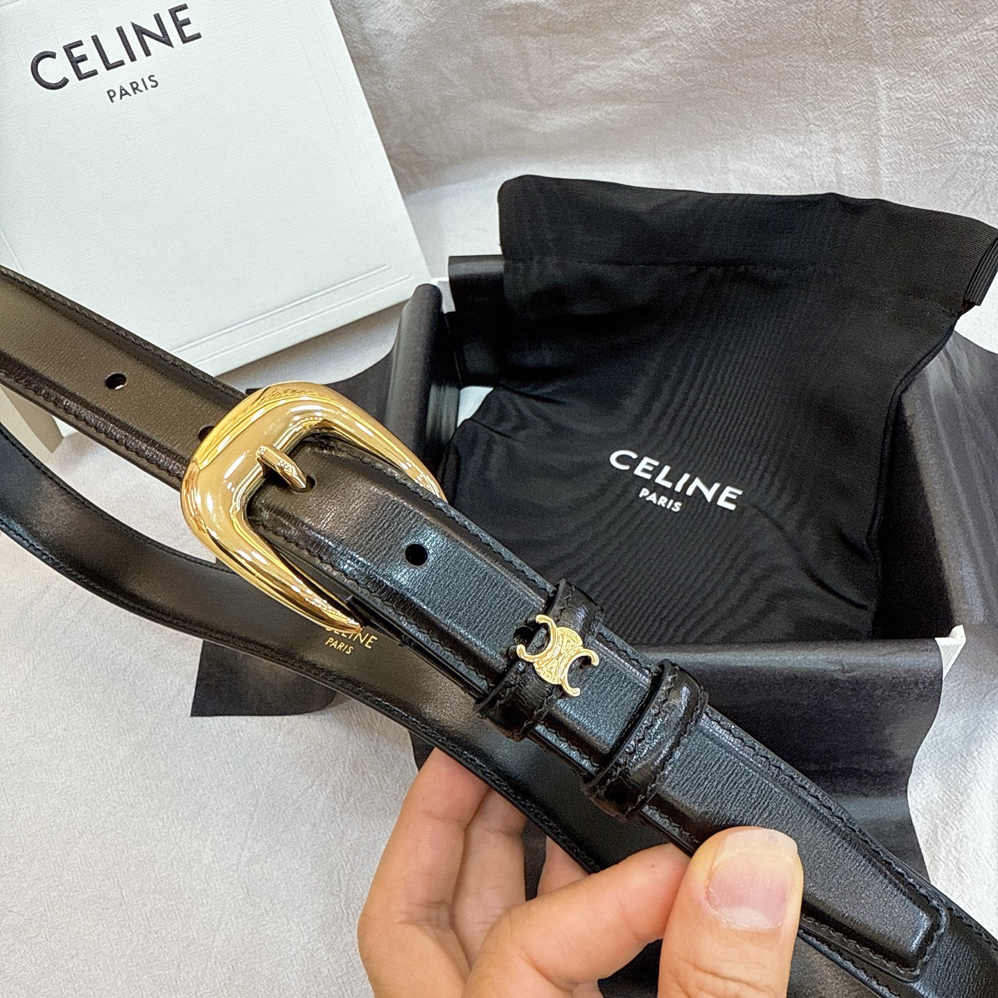 - Celine 2.5针扣凯旋门女士腰带这款采用进口光滑牛皮革腰带，质地柔软细腻，光泽自然，耐用性强，