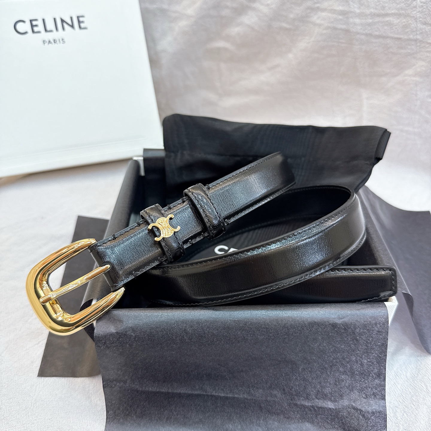 - Celine 2.5针扣凯旋门女士腰带这款采用进口光滑牛皮革腰带，质地柔软细腻，光泽自然，耐用性强，
