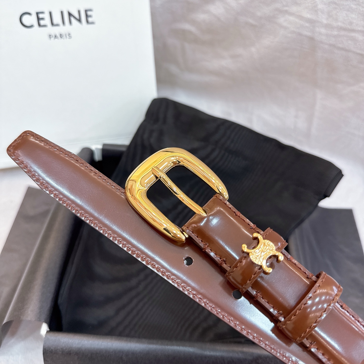 - Celine 2.5针扣凯旋门女士腰带这款采用进口光滑牛皮革腰带，质地柔软细腻，光泽自然，耐用性强，