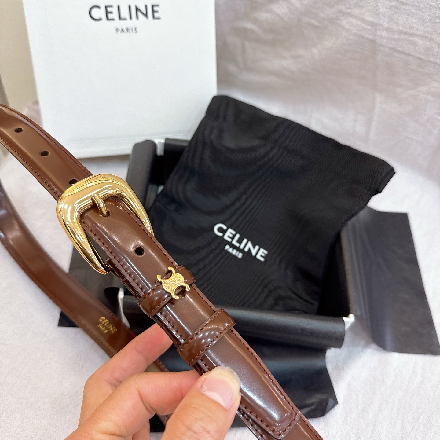 - Celine 2.5针扣凯旋门女士腰带这款采用进口光滑牛皮革腰带，质地柔软细腻，光泽自然，耐用性强，