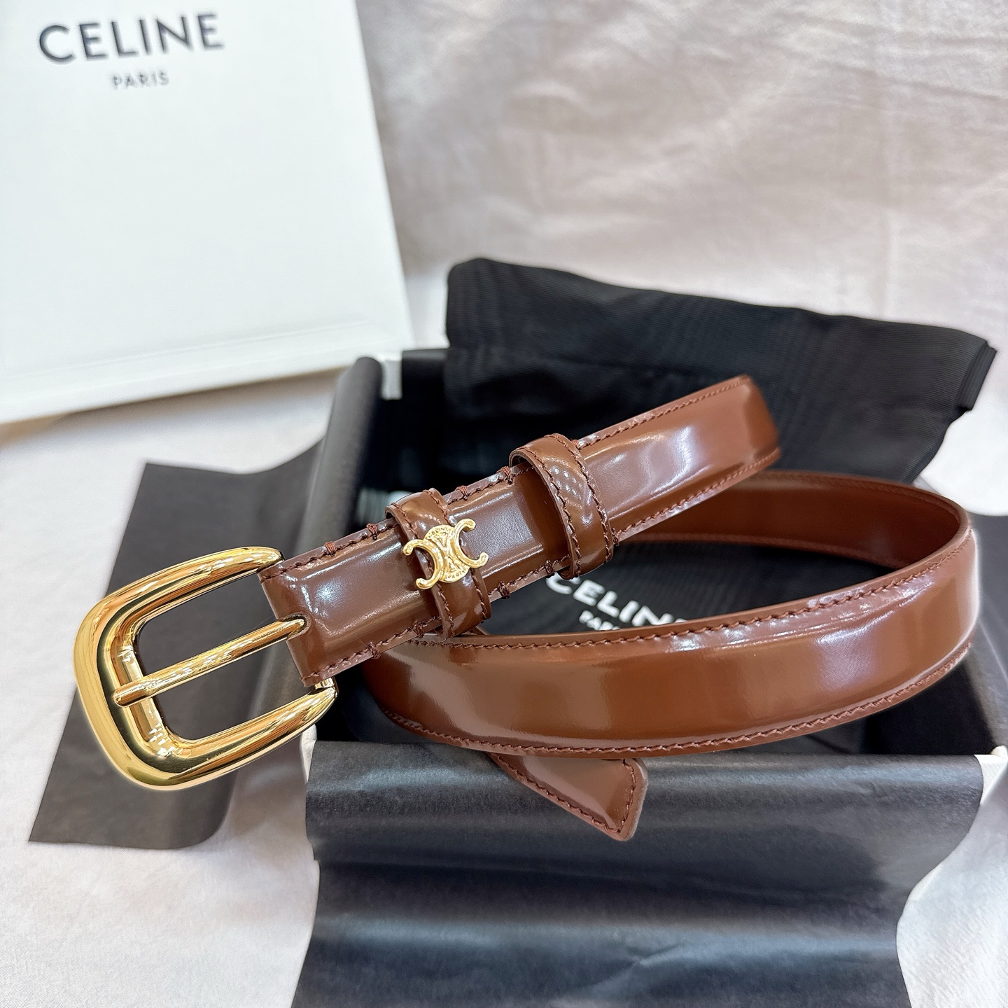 - Celine 2.5针扣凯旋门女士腰带这款采用进口光滑牛皮革腰带，质地柔软细腻，光泽自然，耐用性强，