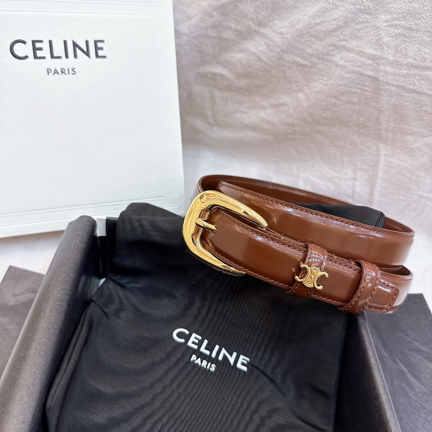 - Celine 2.5针扣凯旋门女士腰带这款采用进口光滑牛皮革腰带，质地柔软细腻，光泽自然，耐用性强，