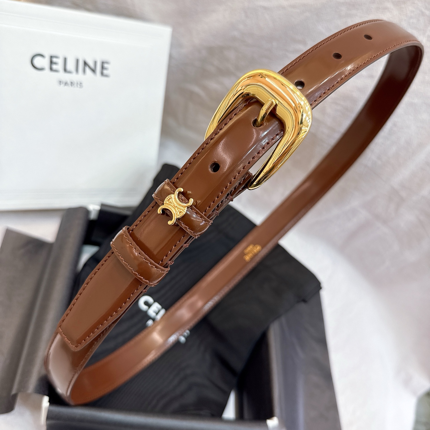 - Celine 2.5针扣凯旋门女士腰带这款采用进口光滑牛皮革腰带，质地柔软细腻，光泽自然，耐用性强，