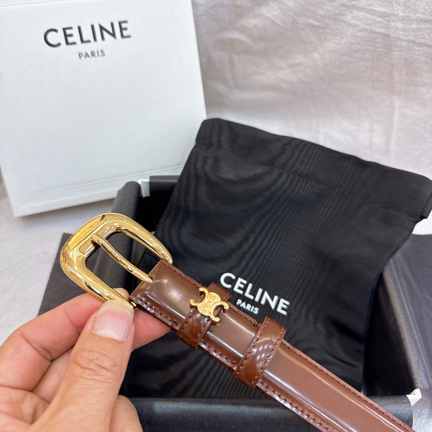 - Celine 2.5针扣凯旋门女士腰带这款采用进口光滑牛皮革腰带，质地柔软细腻，光泽自然，耐用性强，