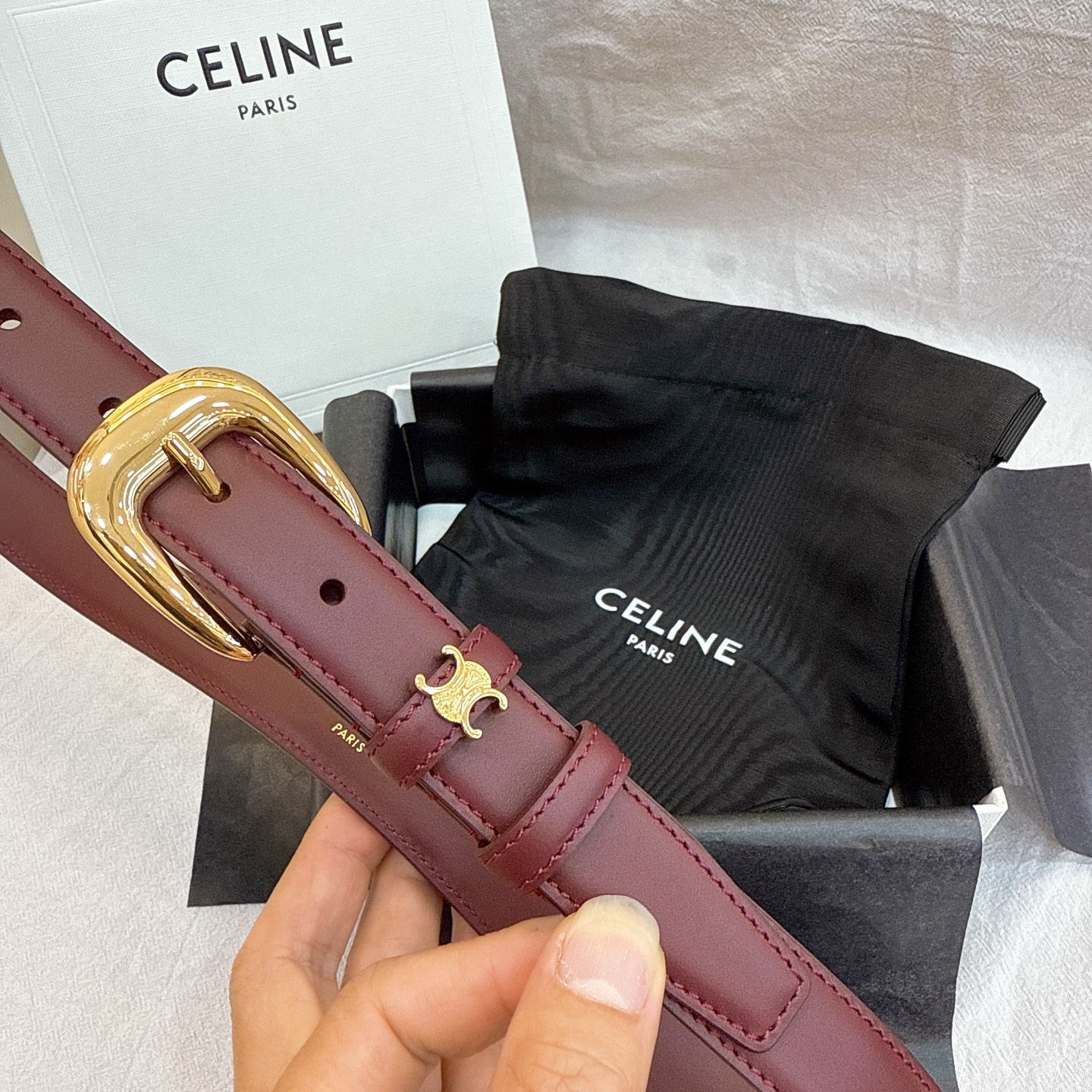 - Celine 2.5针扣凯旋门女士腰带这款采用进口光滑牛皮革腰带，质地柔软细腻，光泽自然，耐用性强，
