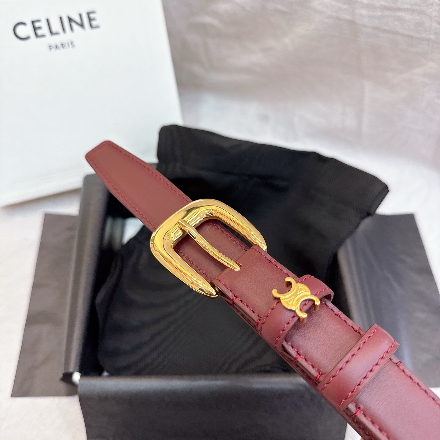 - Celine 2.5针扣凯旋门女士腰带这款采用进口光滑牛皮革腰带，质地柔软细腻，光泽自然，耐用性强，
